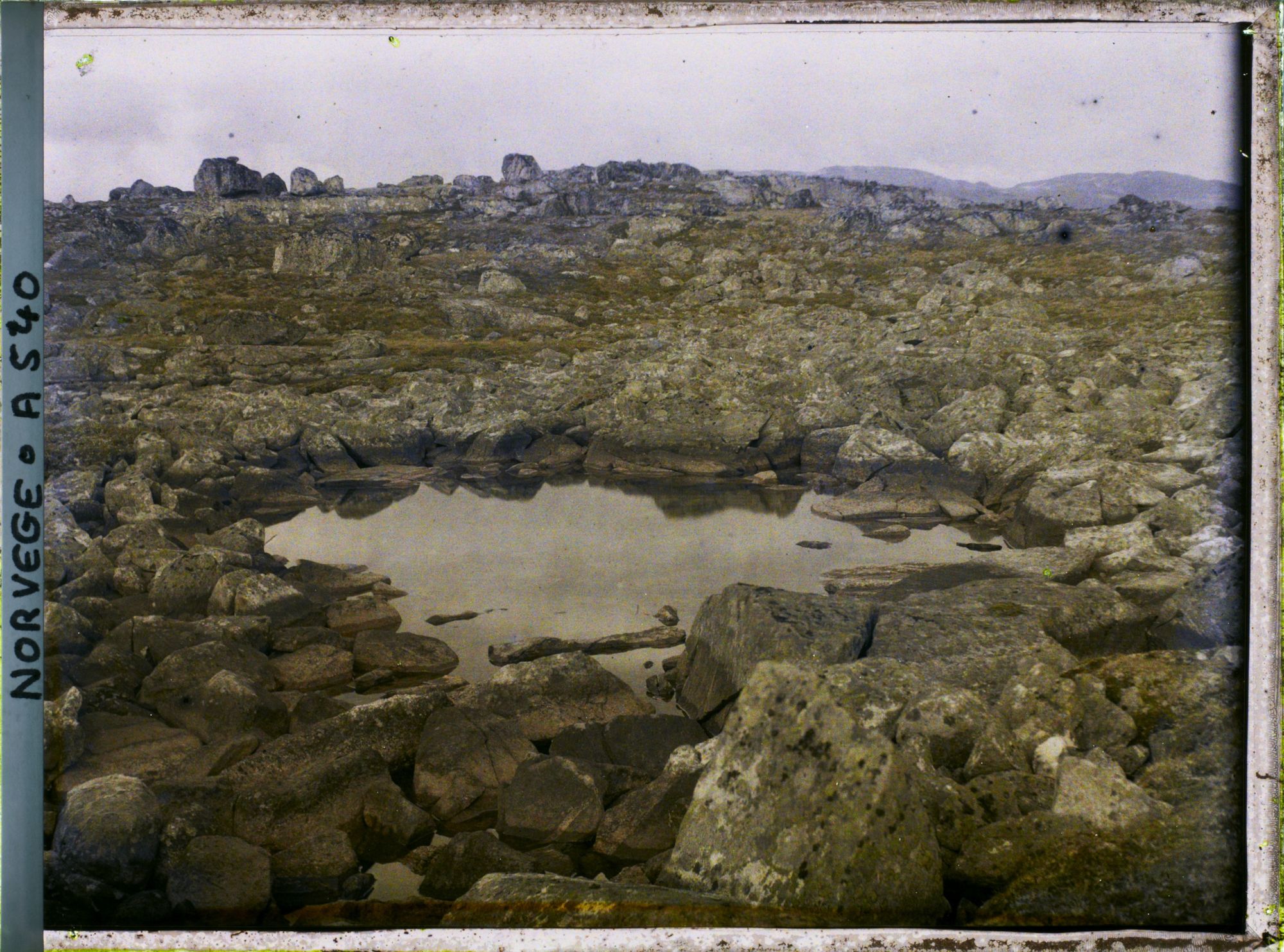 Image représentant Mare d'eau près du lac ou du glacier