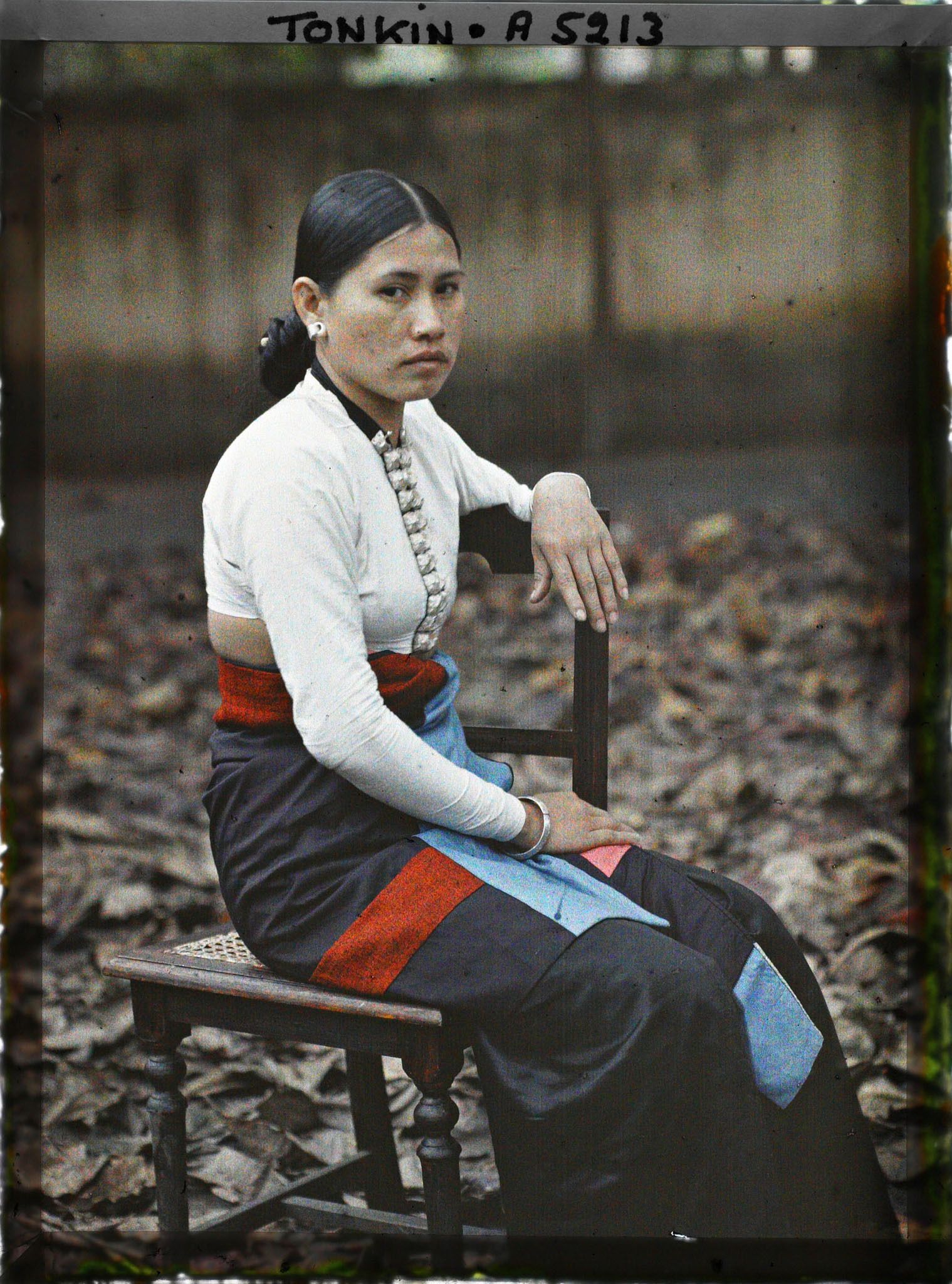 Image représentant Une jeune femme d'ethnie thaï, originaire de Lai-chau (Mg Lai) dans la haute région tonkinoise