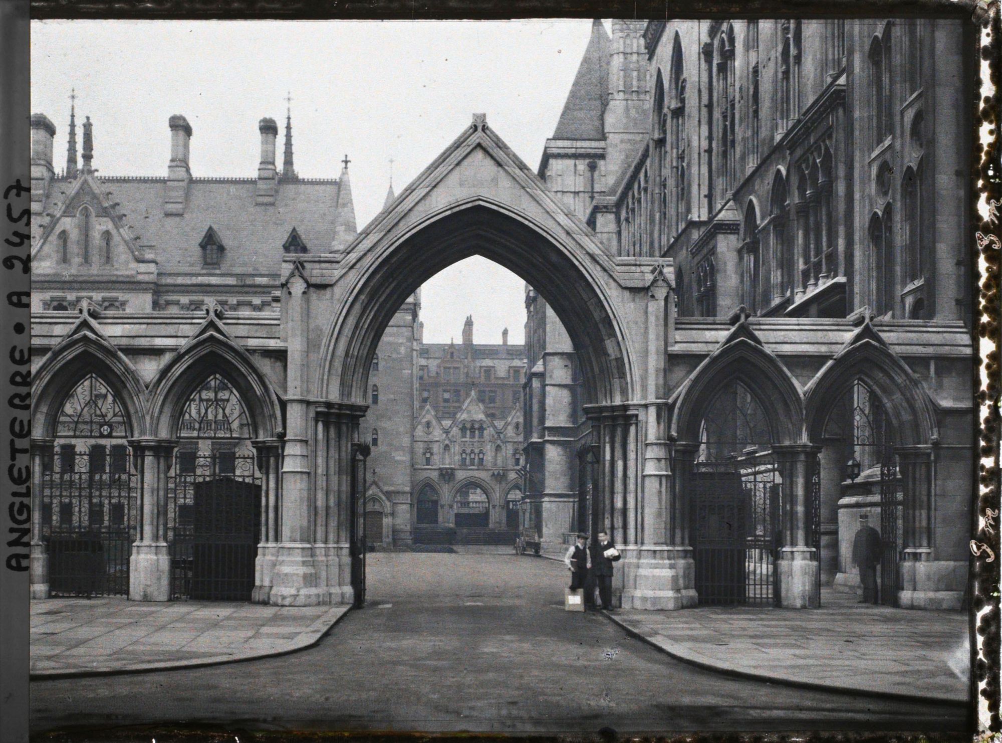 Image représentant Une entrée de the royal courts of justice