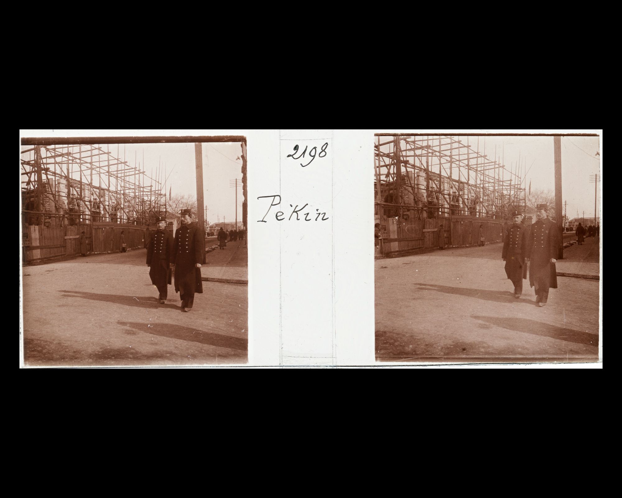 Image représentant Deux soldats de l'infanterie de marine française à l'angle de la rue des Légations et du Yuhe ("canal Impérial") dans le quartier des légations