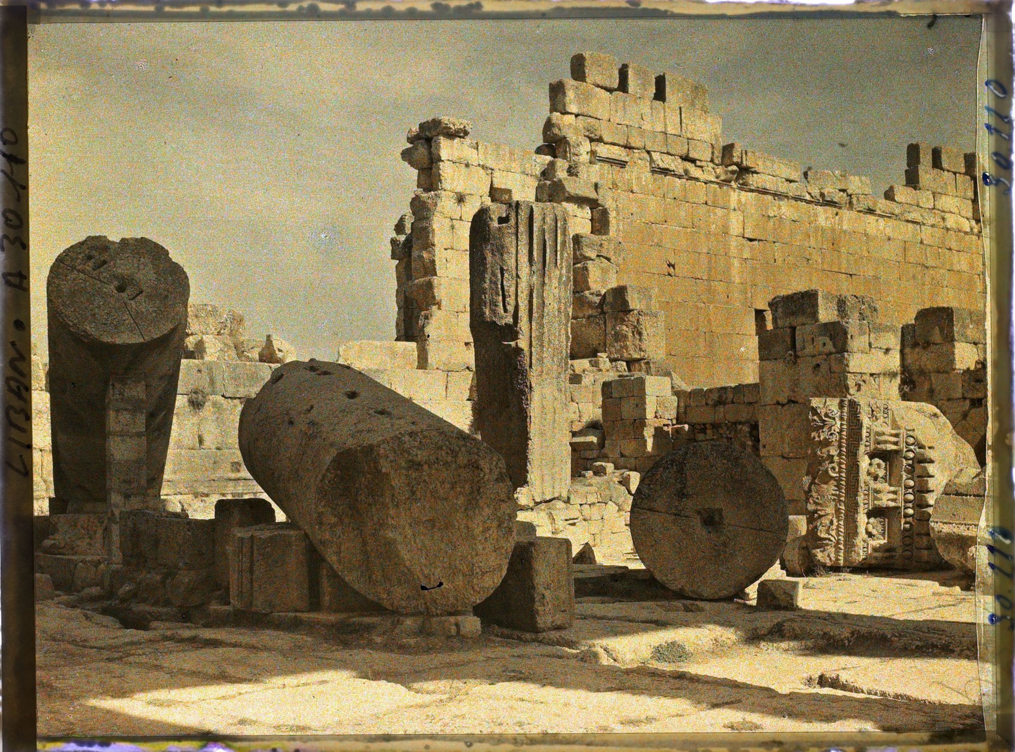 Image représentant Plusieurs fûts de colonnes gisant à terre près du Temple dit de Bacchus