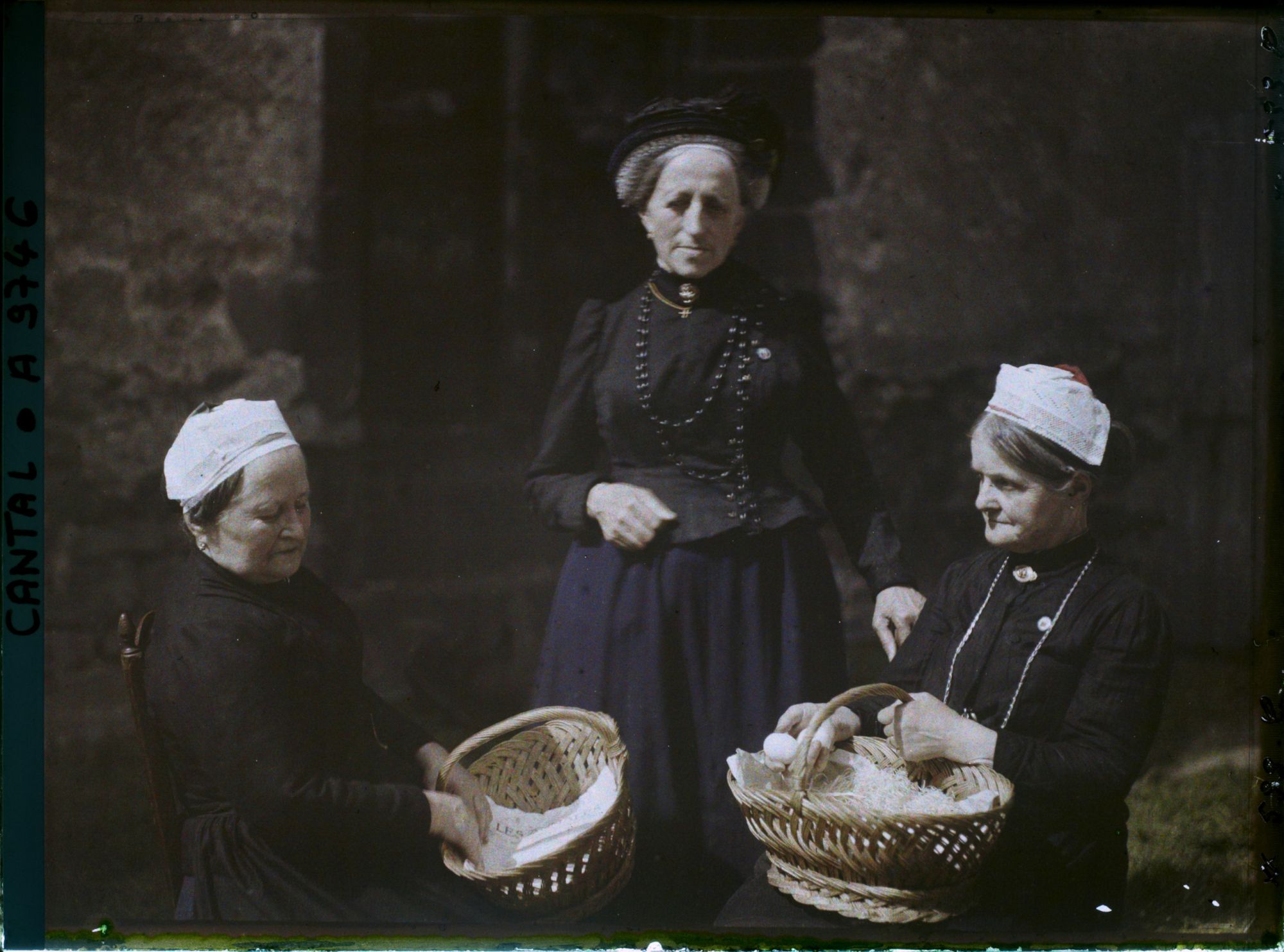Image représentant Catherine, Julienne et Mademoiselle Maria Bérand avec la coiffe et le chapeau de Saint-Flour