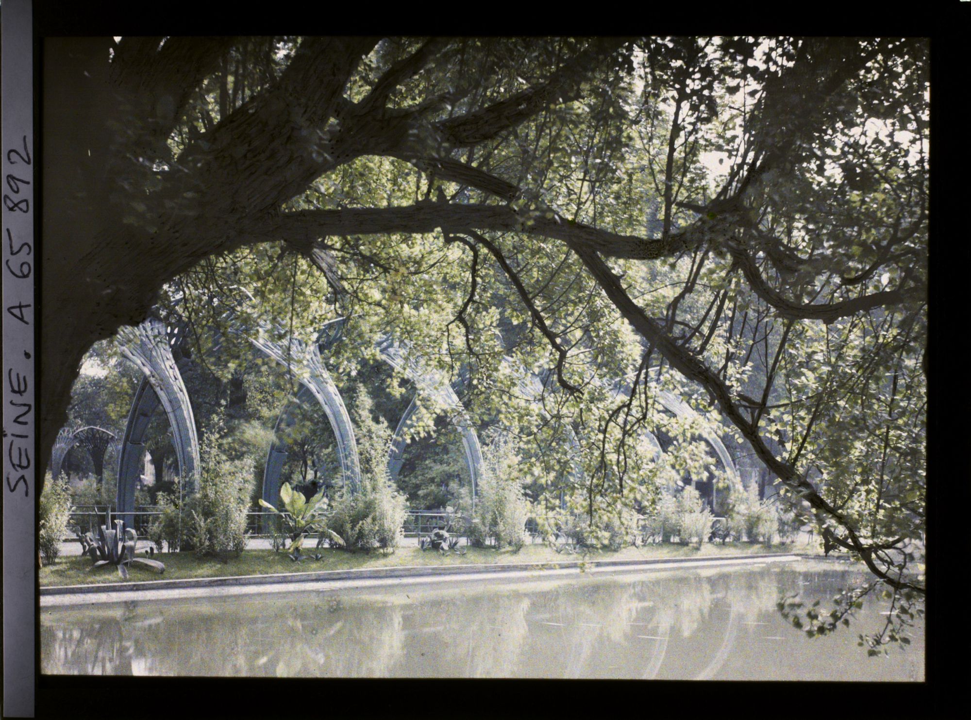 Image représentant L'Exposition Coloniale Internationale de 1931, vue sur le lac Daumesnil en direction de la passerelle des Palmes