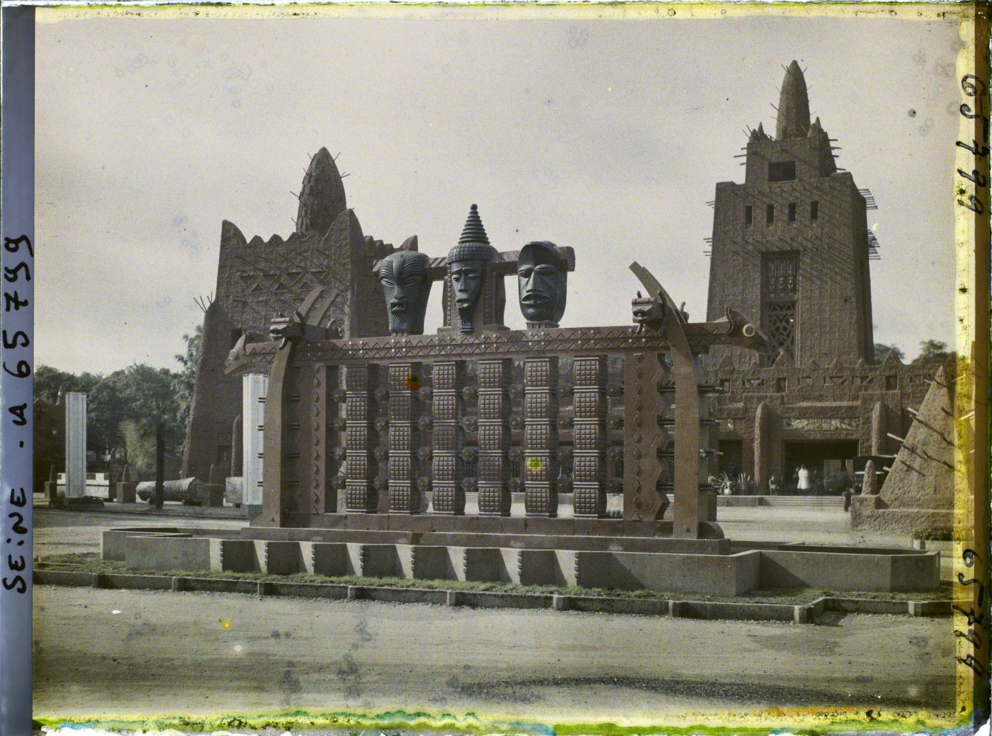 Image représentant L'Exposition Coloniale Internationale de 1931, le pavillon de l'AOF (Afrique occidentale française) et la fontaine des totems