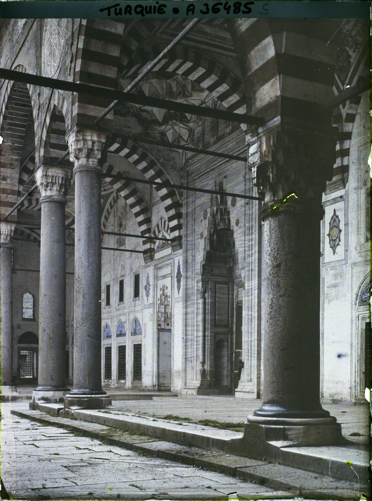 Image représentant Selimiye Camii (Grande Mosquée) : le portique intérieur et le portail d'entrée de la mosquée elle-même