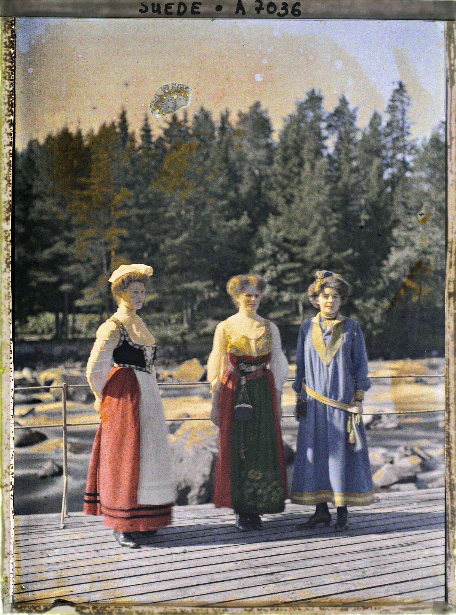 Image représentant Trois femmes en costumes folkloriques, inspirés de tenues traditionnelles