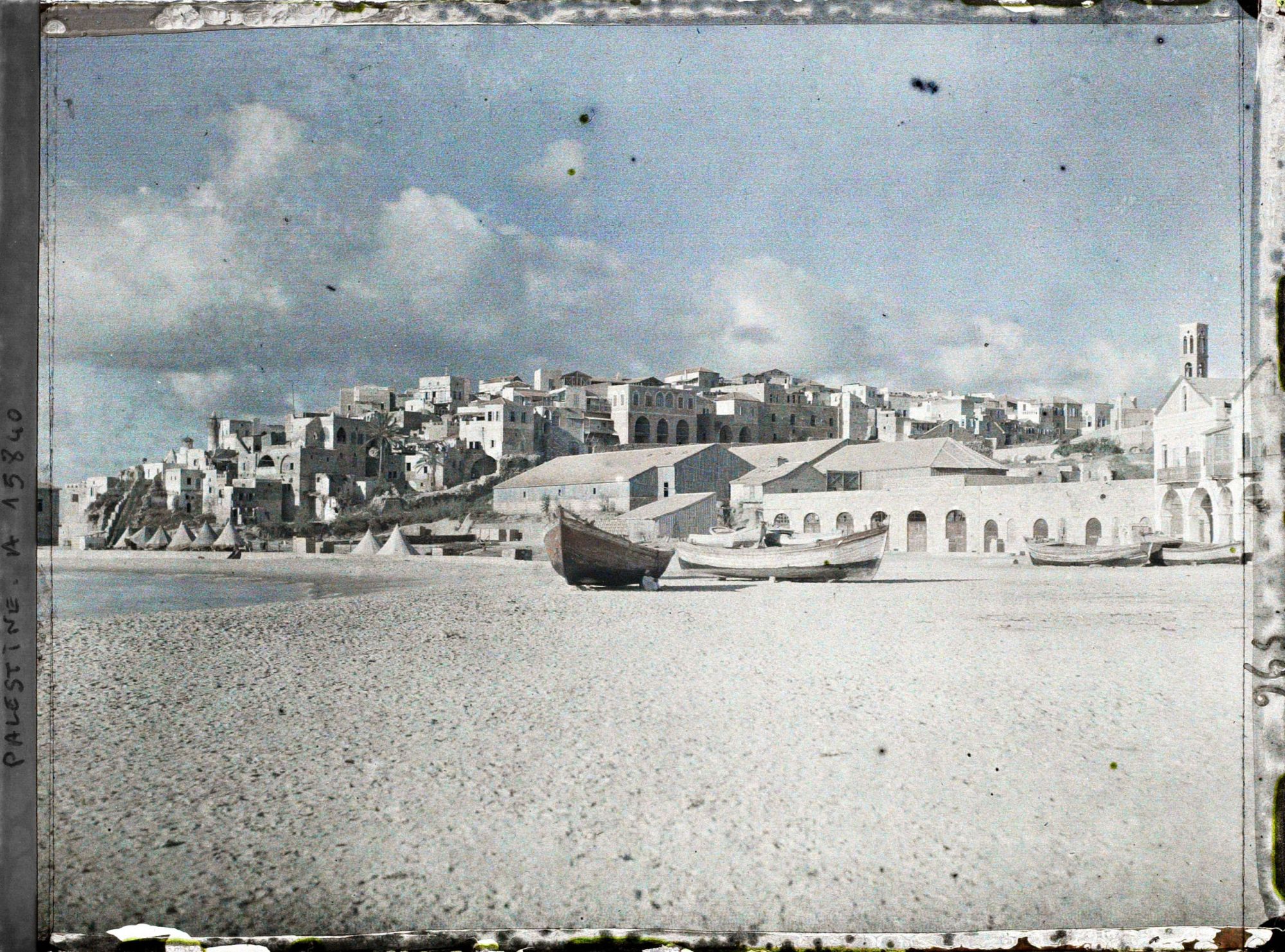 Image représentant La ville, vue depuis le bord de mer