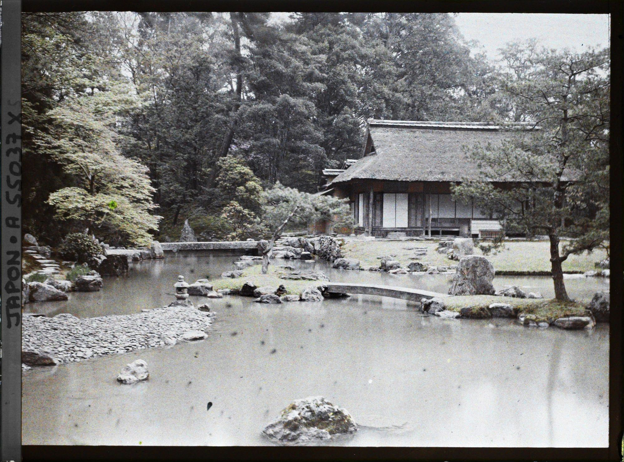 Image représentant Villa impériale de Katsura (Katsura-Rikyu) : jardin devant le pavillon de thé Shôkintei