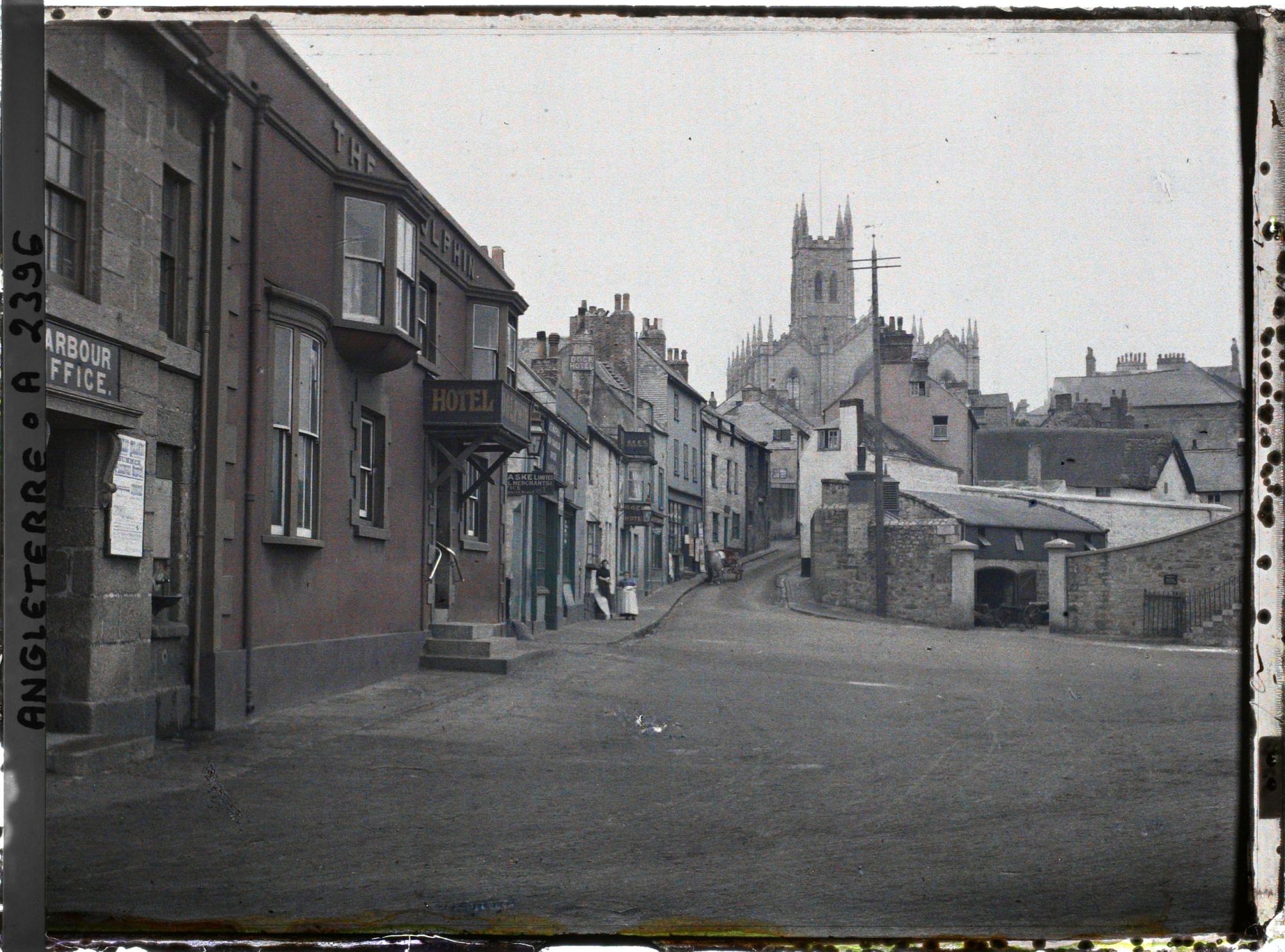 Image représentant Une rue menant à une église