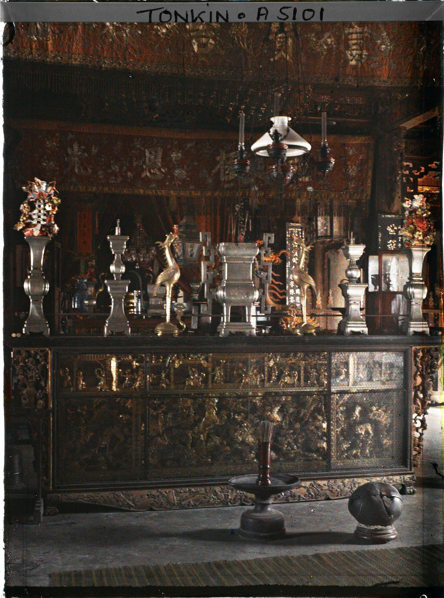 Image représentant Un autel au temple Chan-vu (ou Tran-vu) dans le quartier de la Citadelle (le Grand Lac)