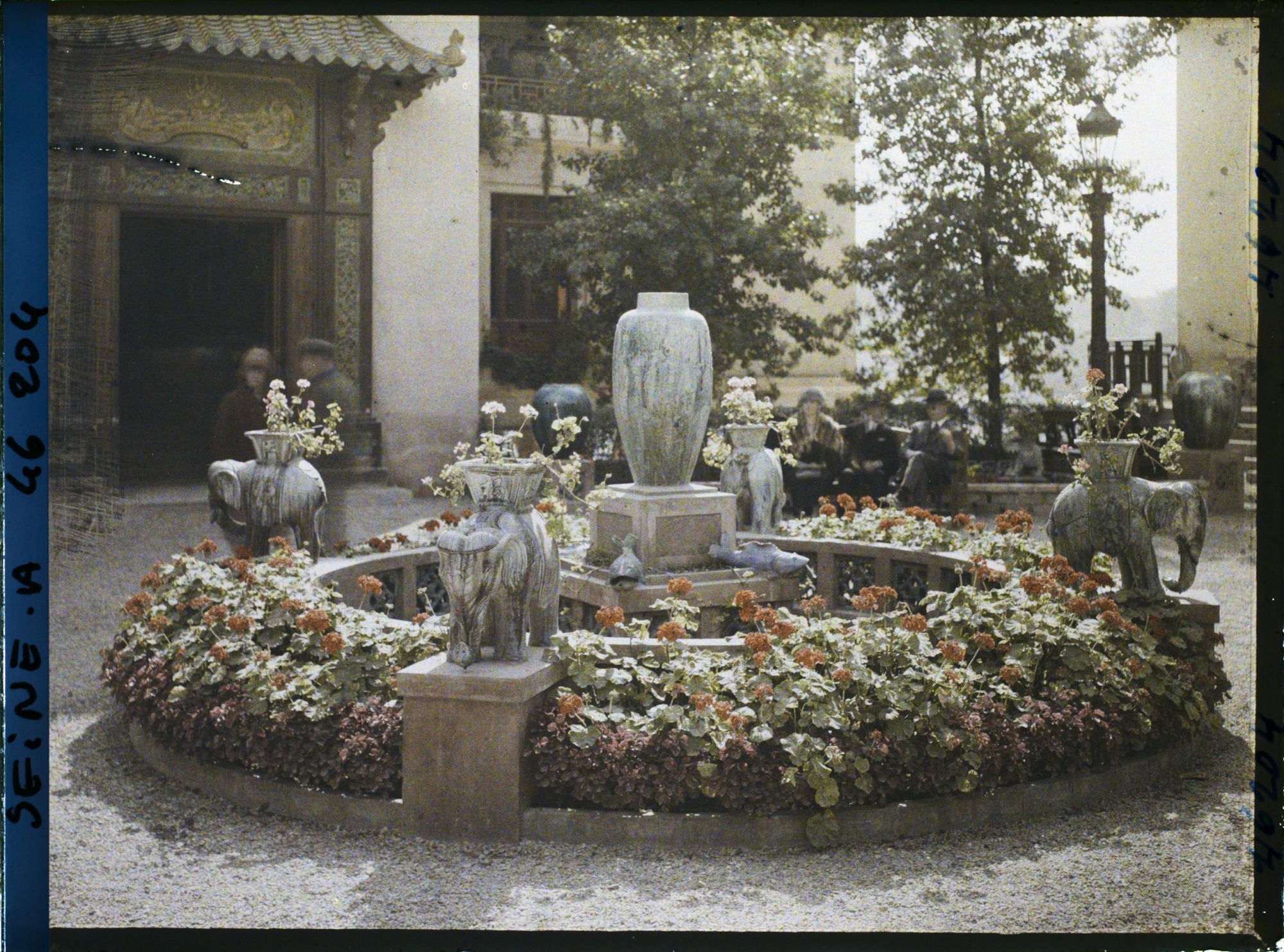 Image représentant L'exposition des arts décoratifs, massif devant le pavillon de l'art colonial