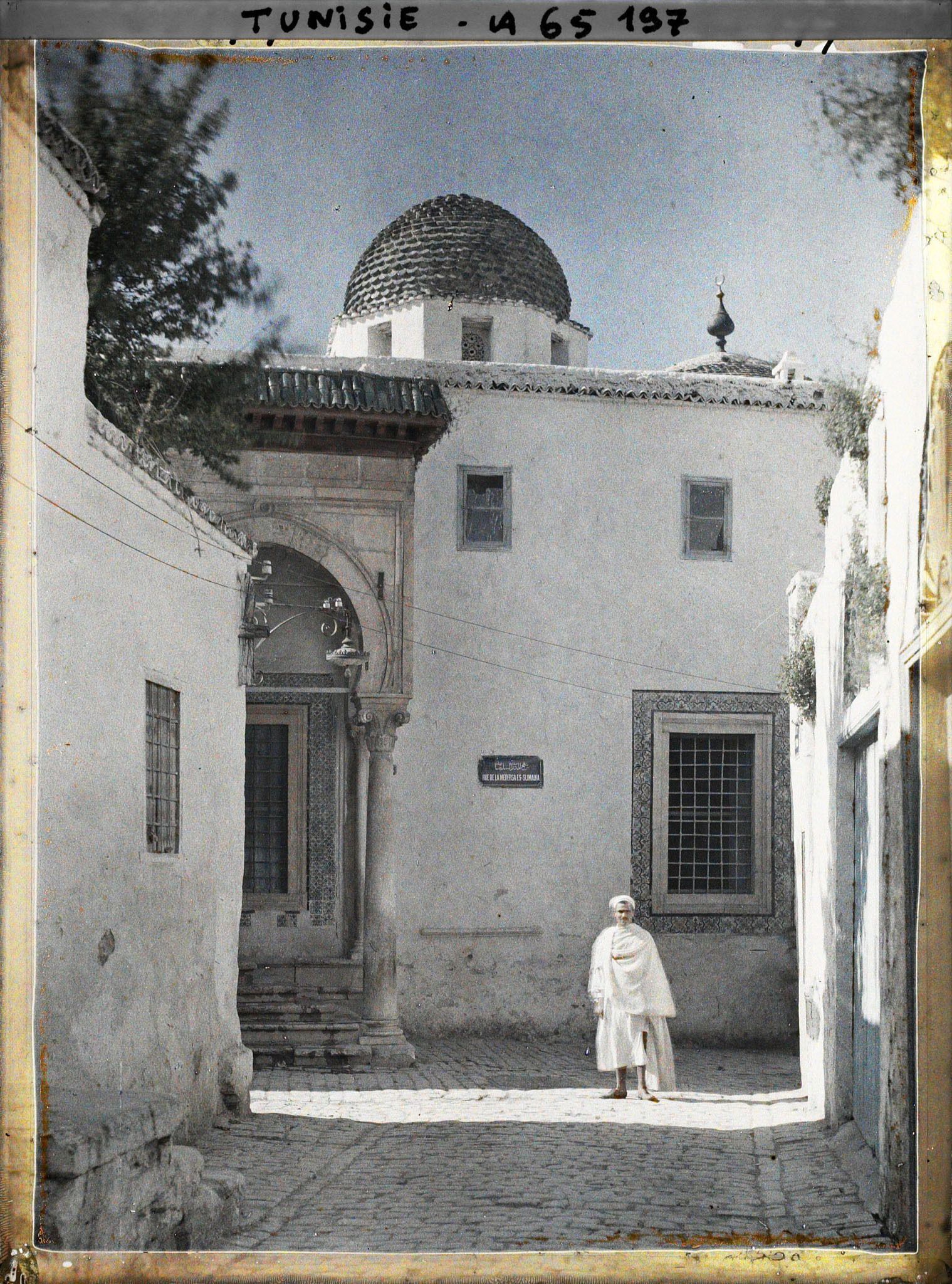 Image représentant La medersa Es-Slimaniya, vue de la rue Souk-el-Belat dans la médina