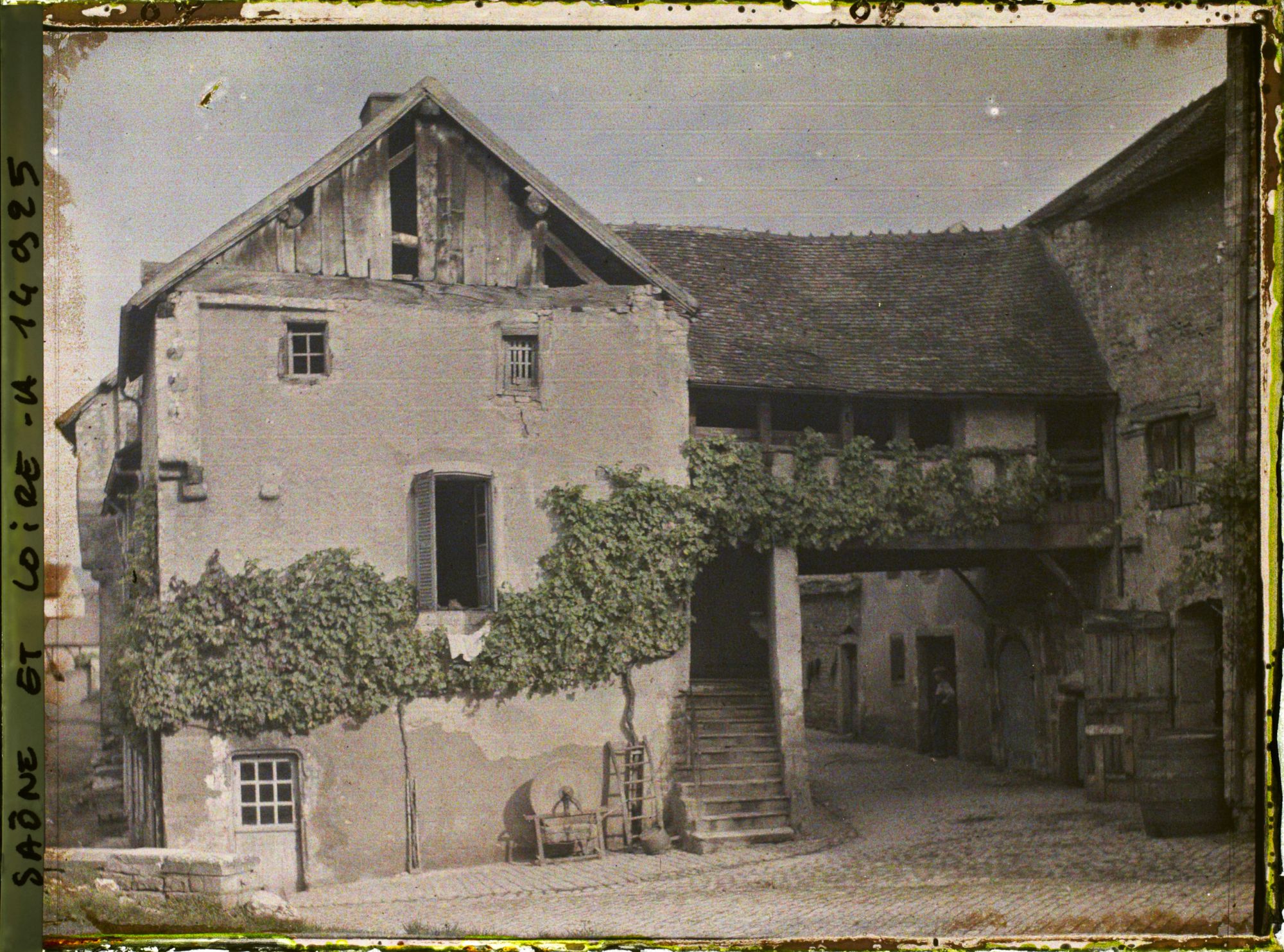 Image représentant Deux maisons réunies par une passerelle couverte, rue des moutons