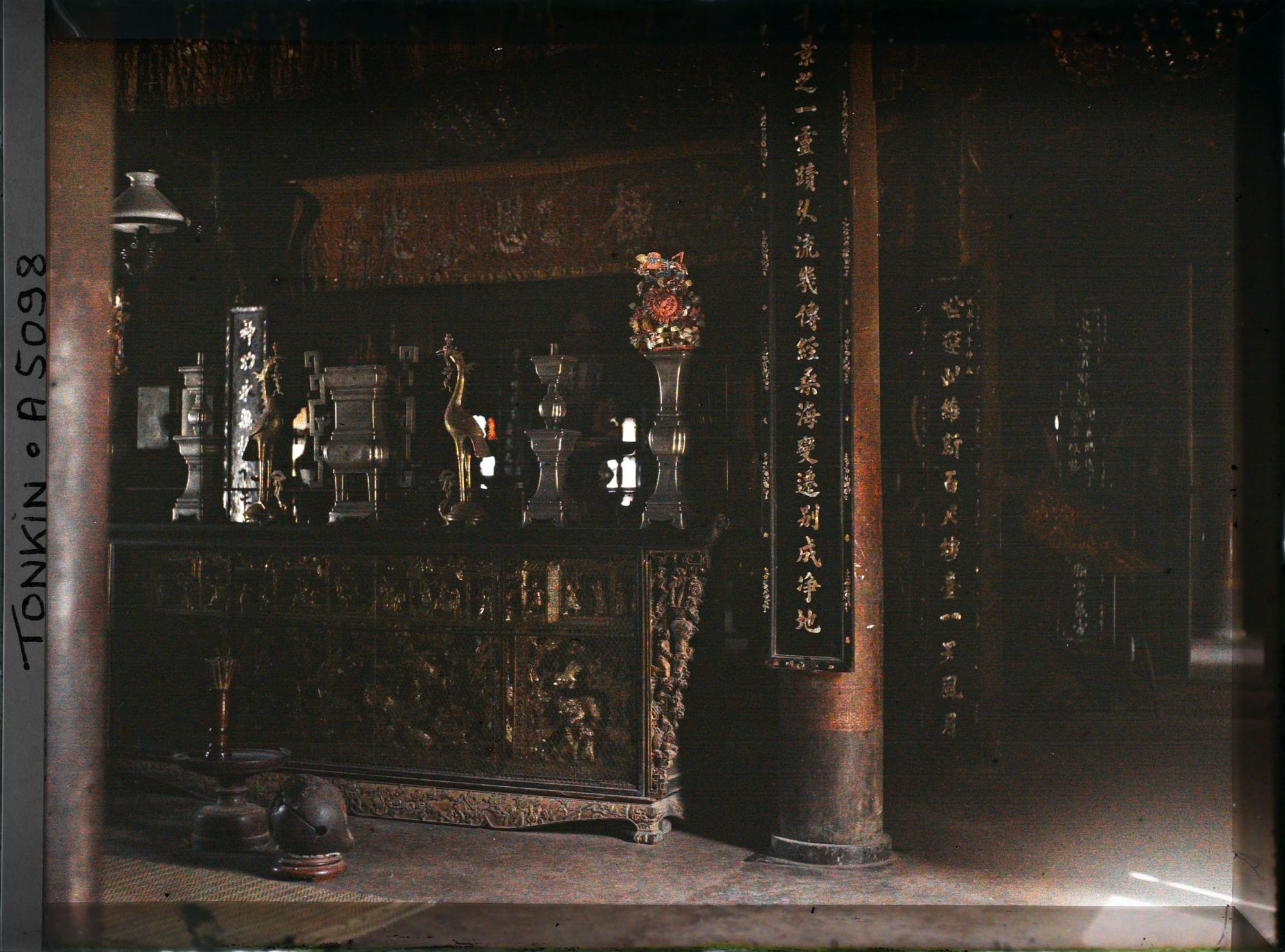 Image représentant Un autel au temple Chan-vu (ou Tran-vu) dans le quartier de la Citadelle (le Grand Lac)