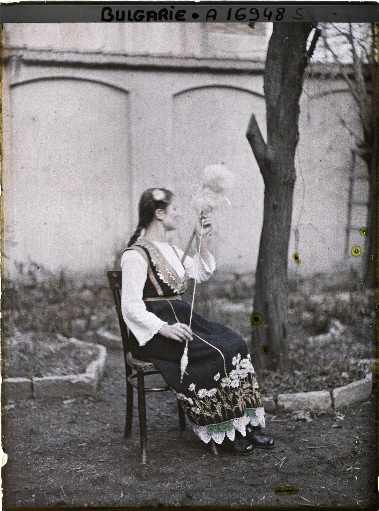 Image représentant Jeune femme à robe brodée de marguerites