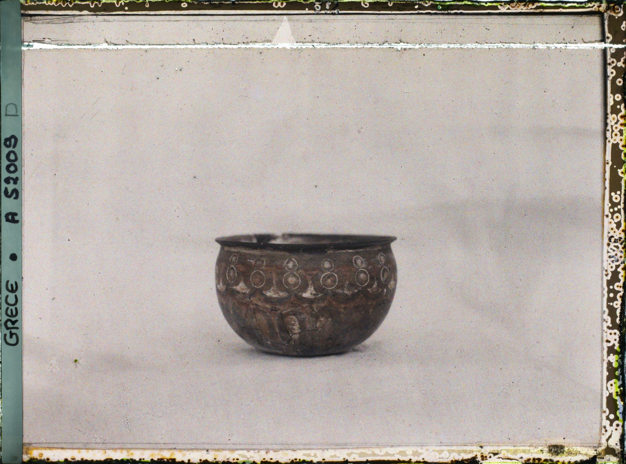 Image représentant Musée archéologique - Vase rond très ouvert, orné de motifs floraux peints provenant de Cnossos