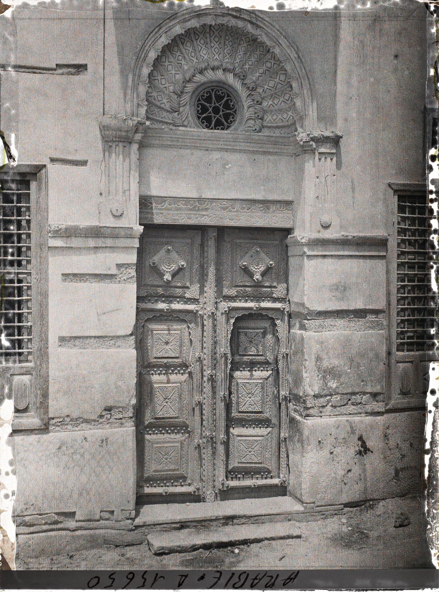 Image représentant Porte de bois ouvragé