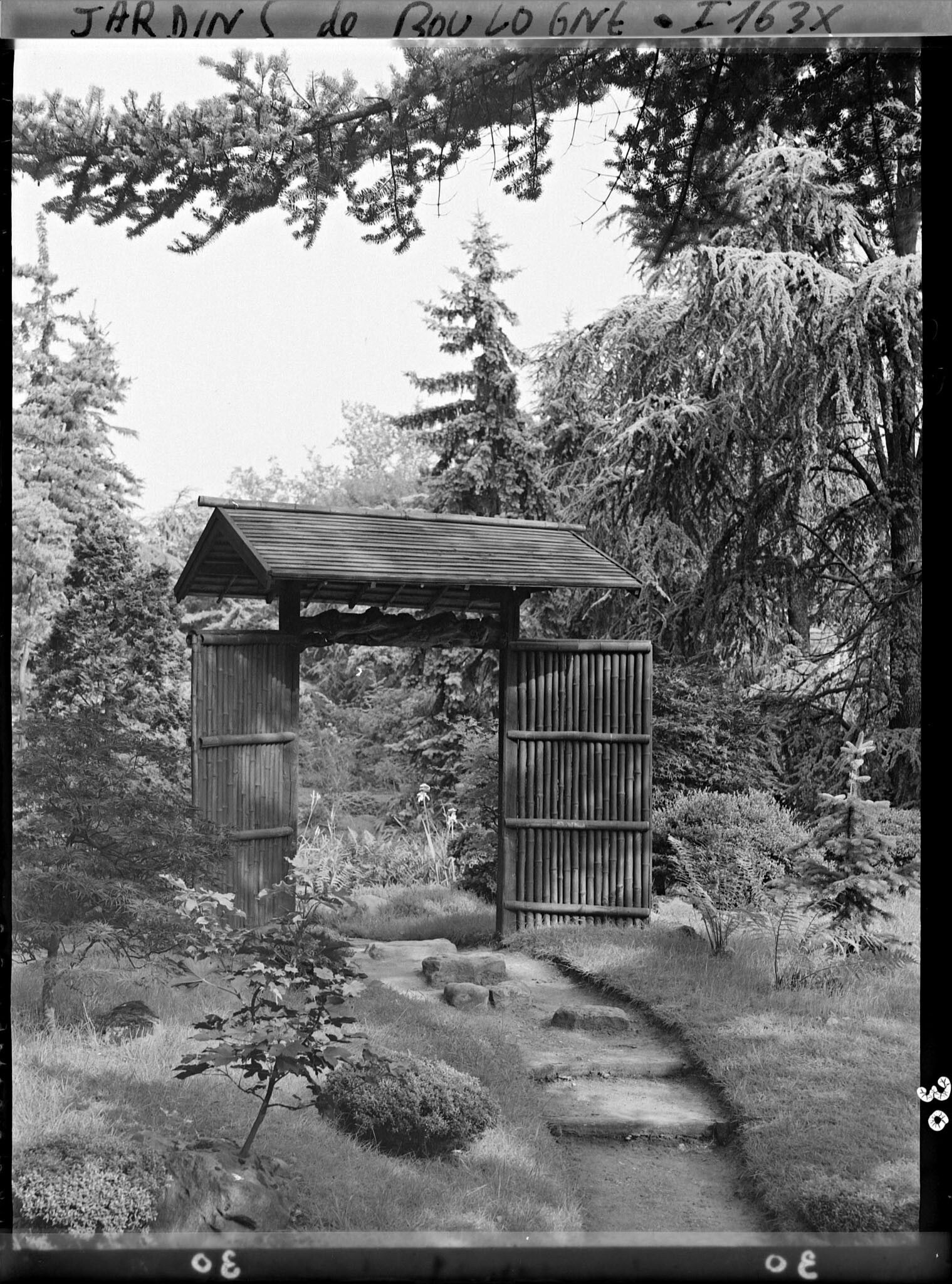Image représentant Porte du " village japonais " offrant un cadrage sur le paysage du " sanctuaire japonais "