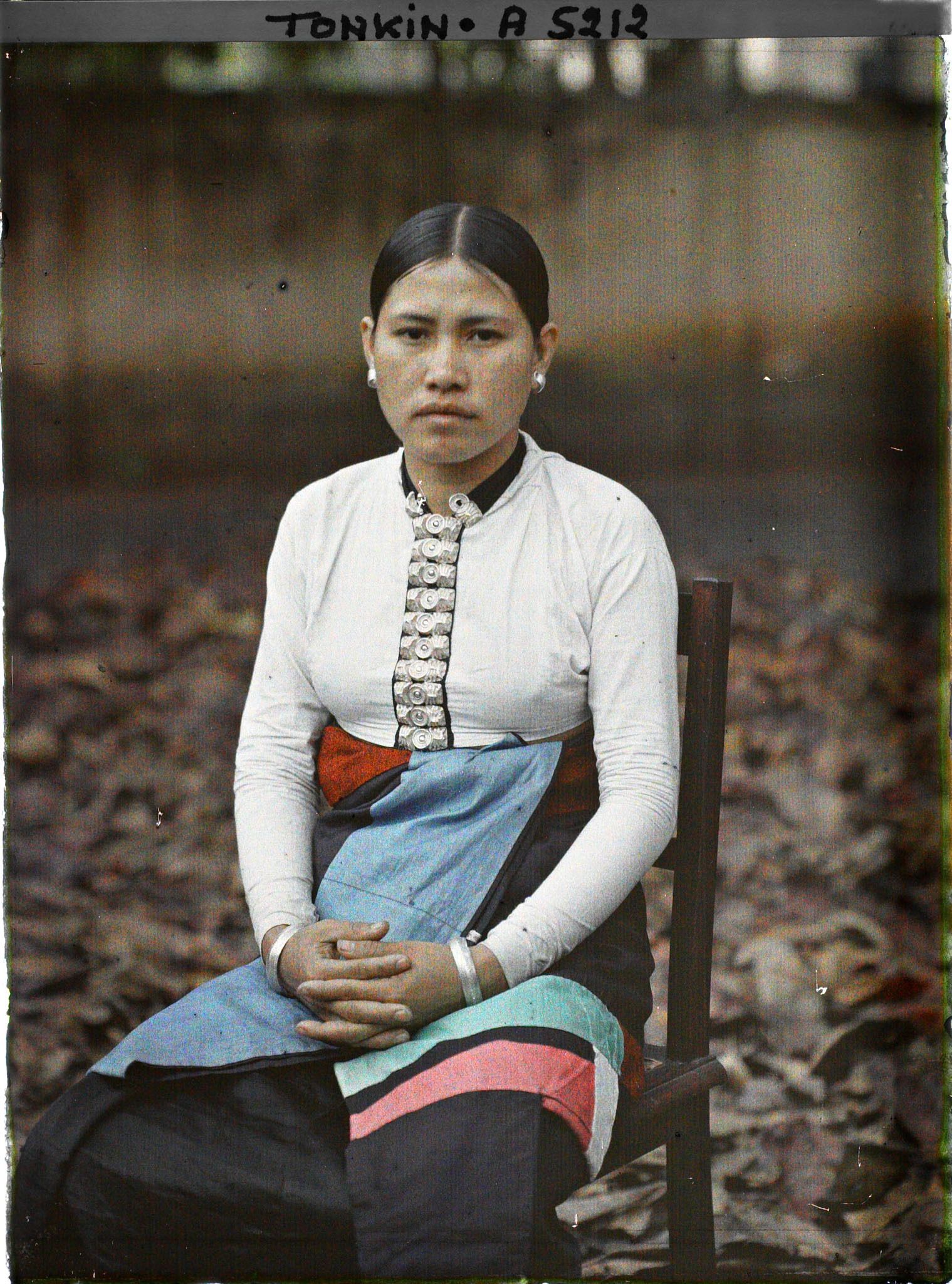 Image représentant Une jeune femme d'ethnie thaï, originaire de Lai-chau (Mg Lai) dans la haute région tonkinoise