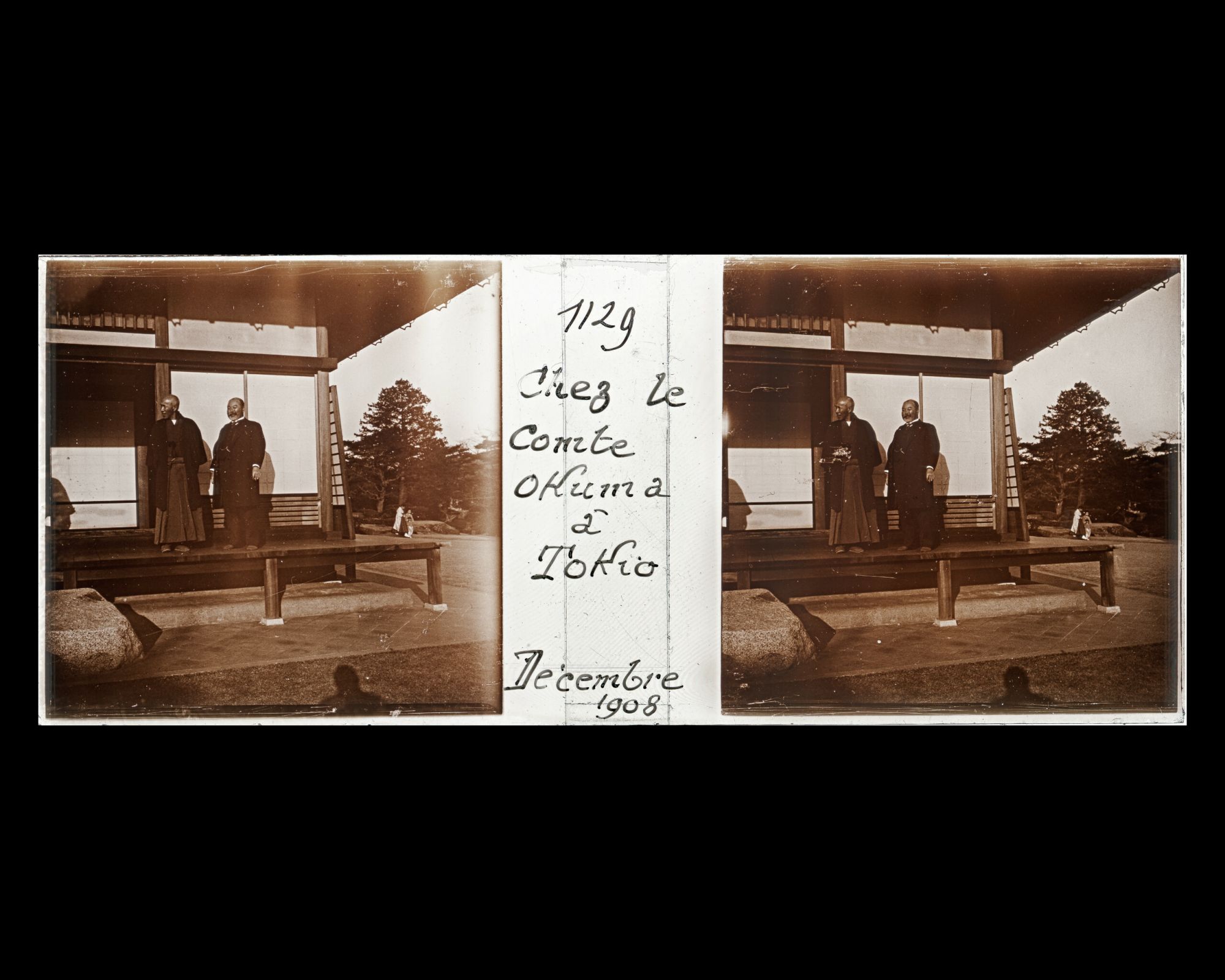 Image représentant Le comte Okuma et M. Takahashi sur le perron de sa résidence