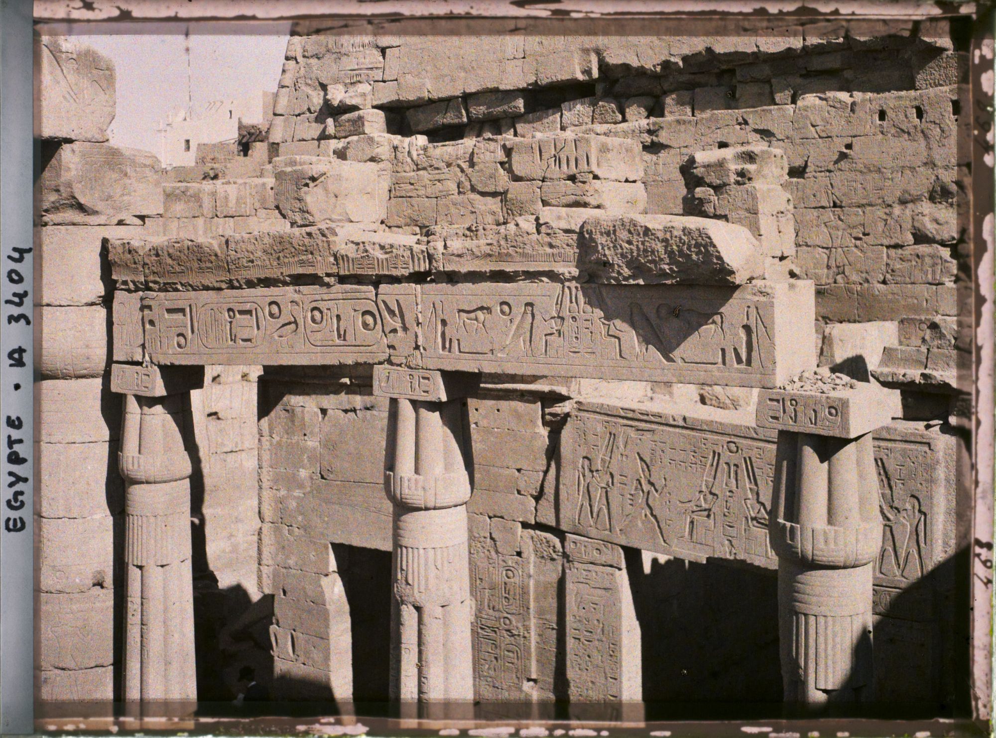 Image représentant Portique de la chapelle reposoir d'Hapchetsout dans la cour de Ramsès II