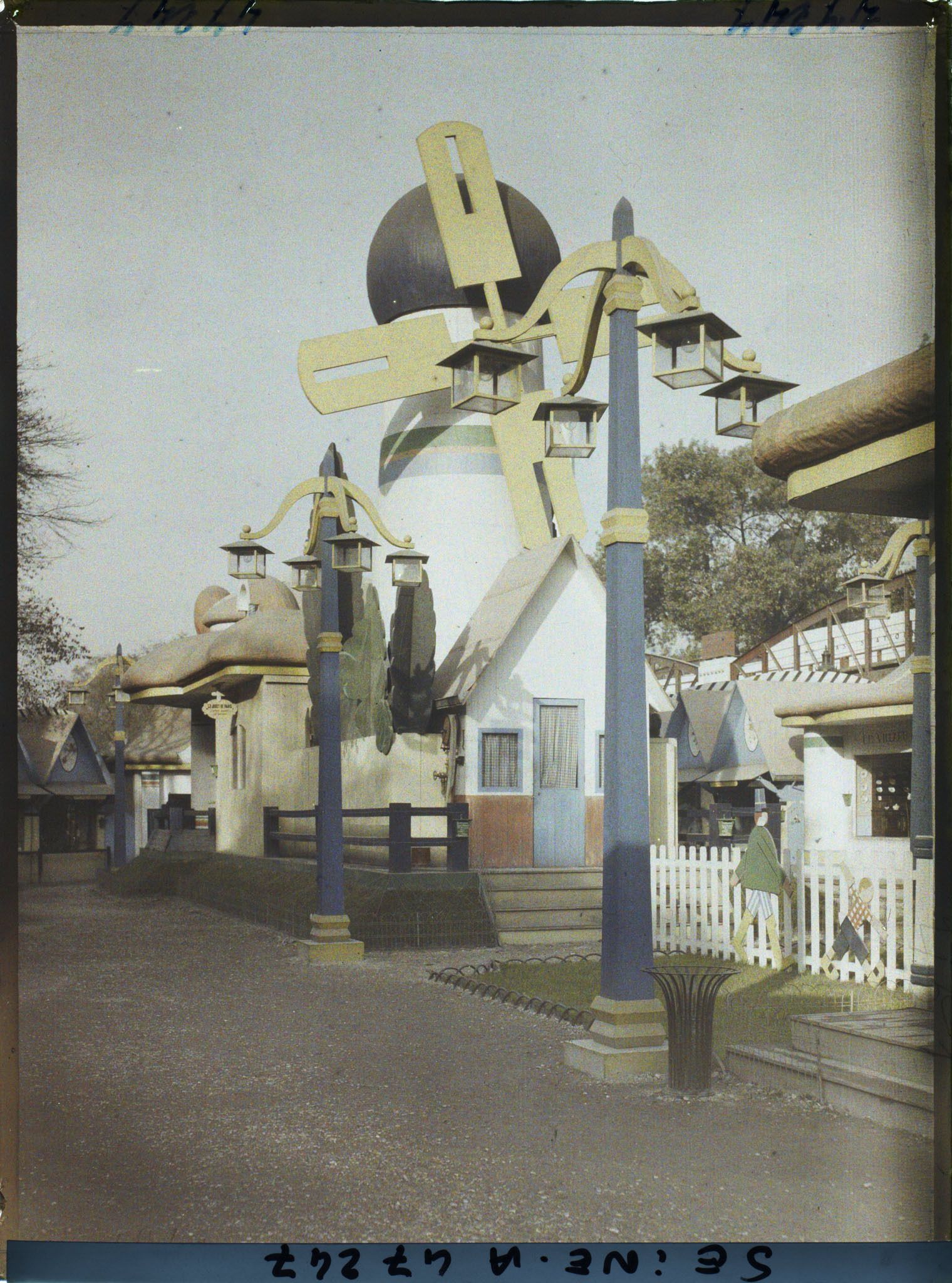 Image représentant L'Exposition des arts décoratifs, Le Village du jouet, quai d'Orsay