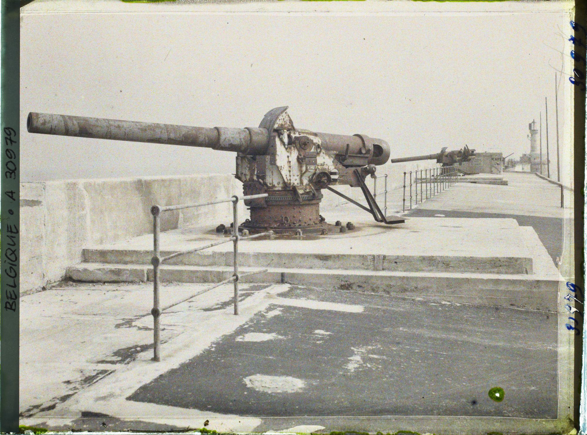 Image représentant Belgique, Zeebrugge, Pièces de 150 en batterie sur le môle