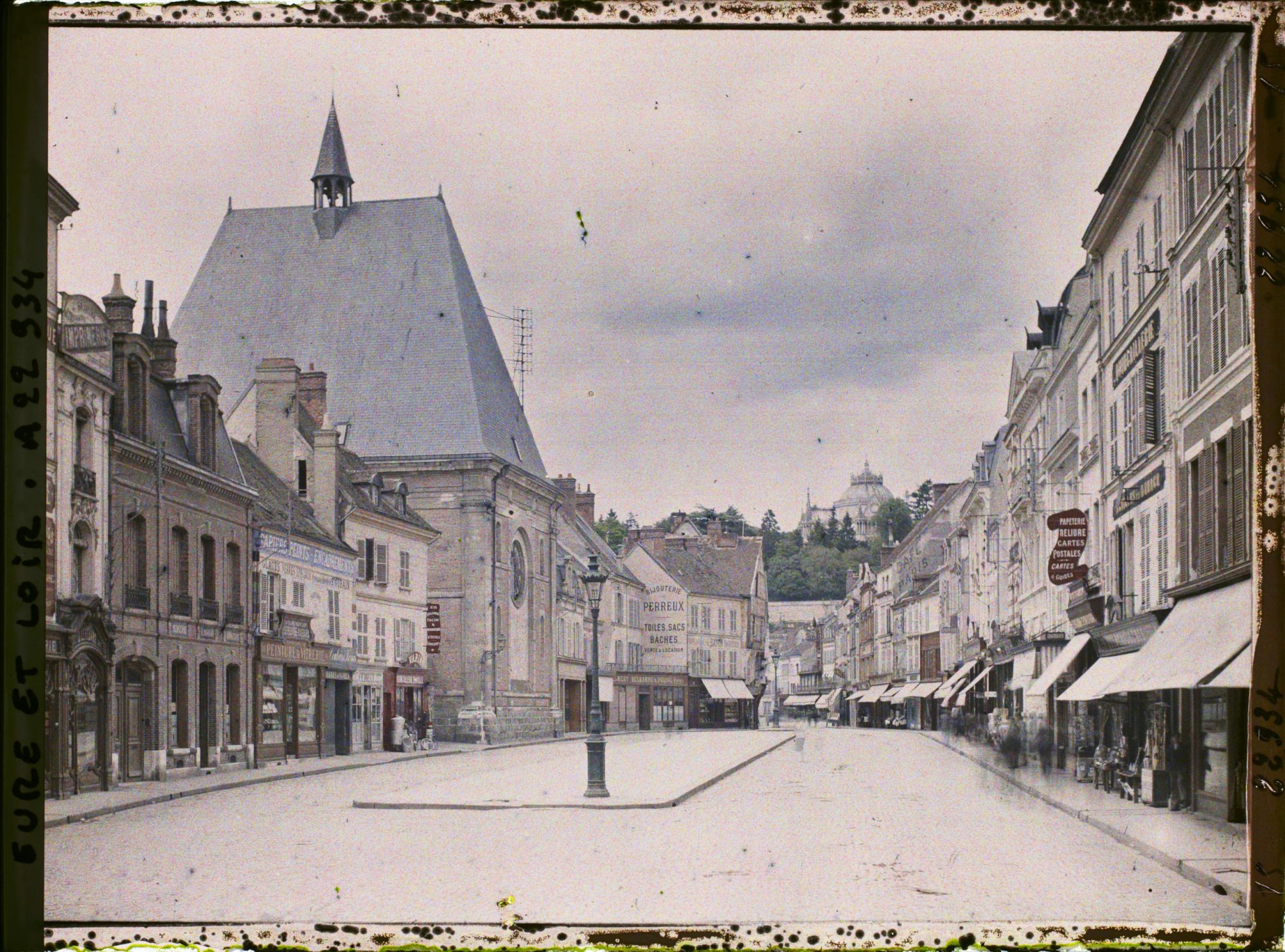 Image représentant L'actuelle Grande Rue Maurice Viollette, avec au second plan la chapelle Saint-Louis