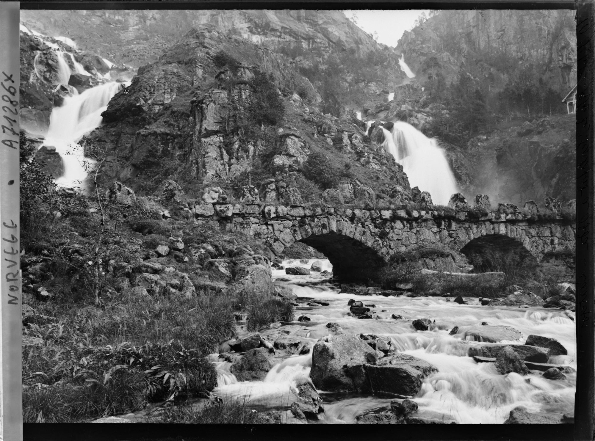 Image représentant Petit pont de pierre en bas d'une cascade