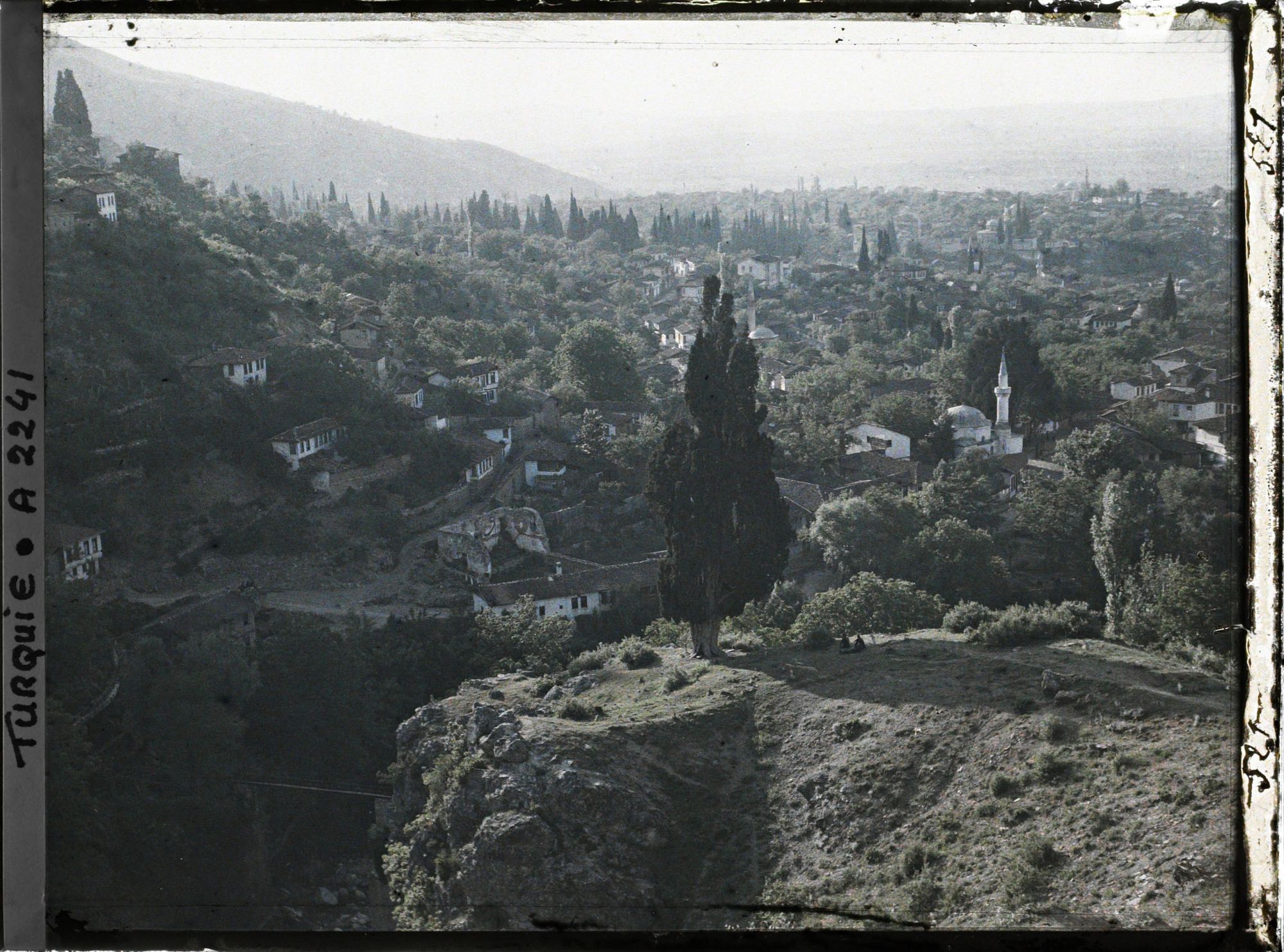 Image représentant Panorama près du haut du ravin du fleuve Gökdere : terrasses, maisons, verdure