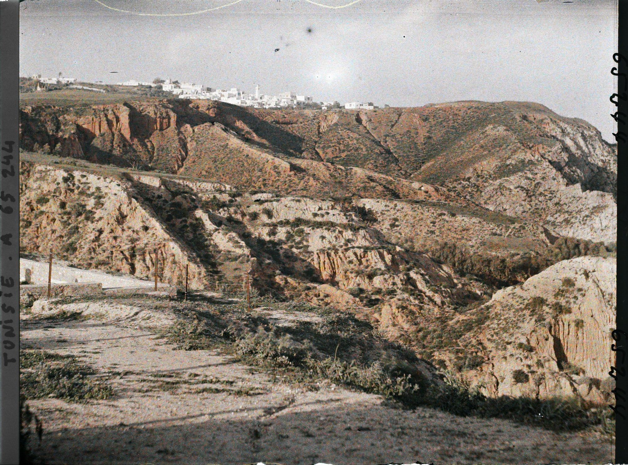 Image représentant Le village vu depuis le bas des falaises