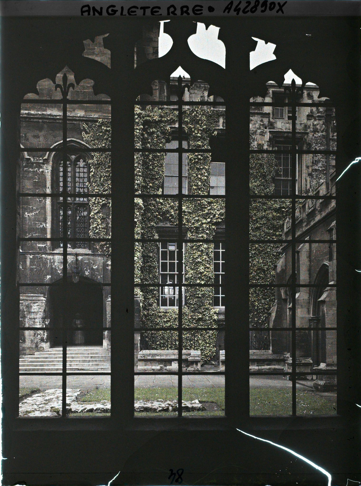 Image représentant Une partie du cloître du Christ Church à gauche de la cathédrale éponyme