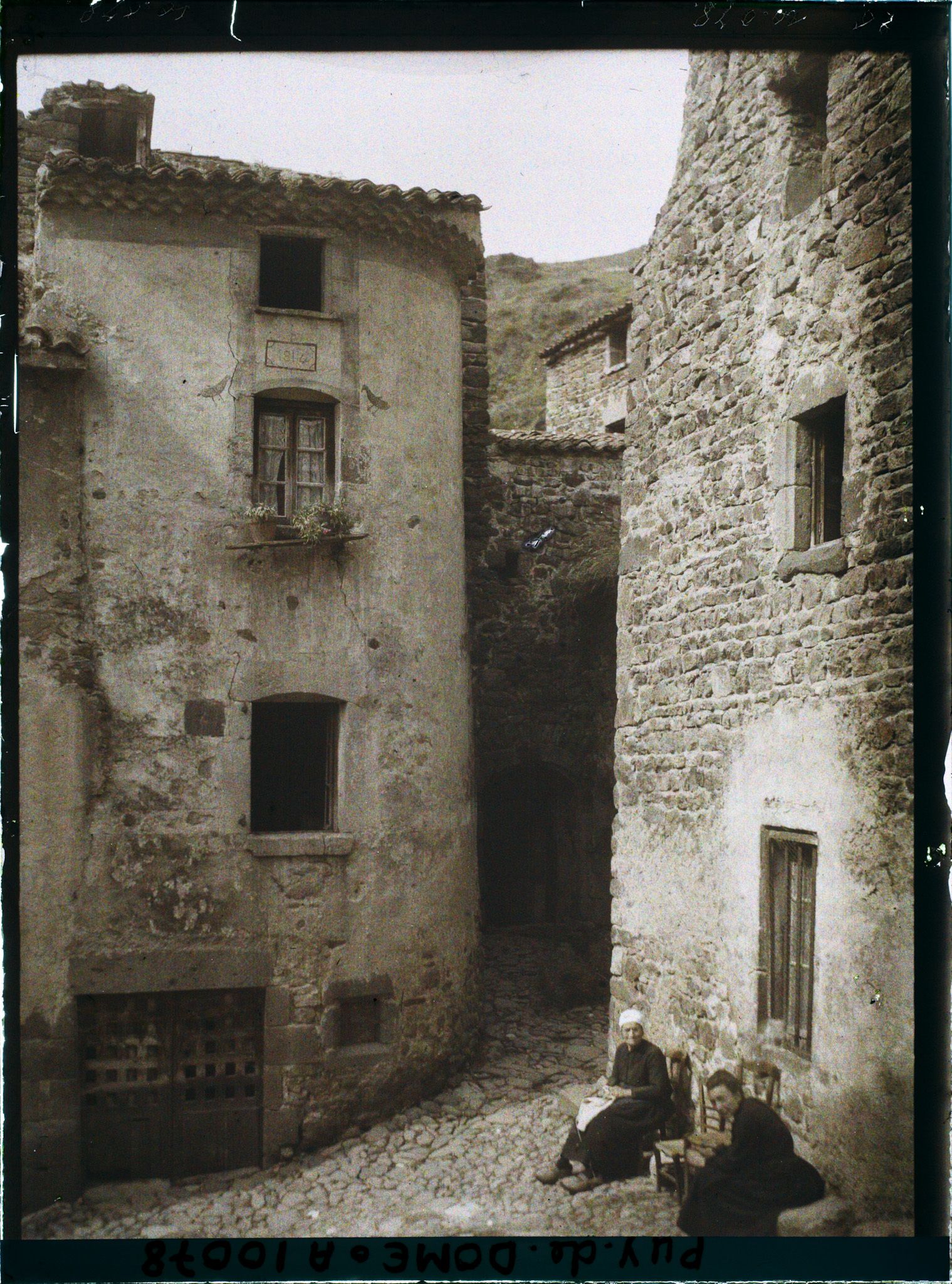 Image représentant France, St Floret, Vieille rue