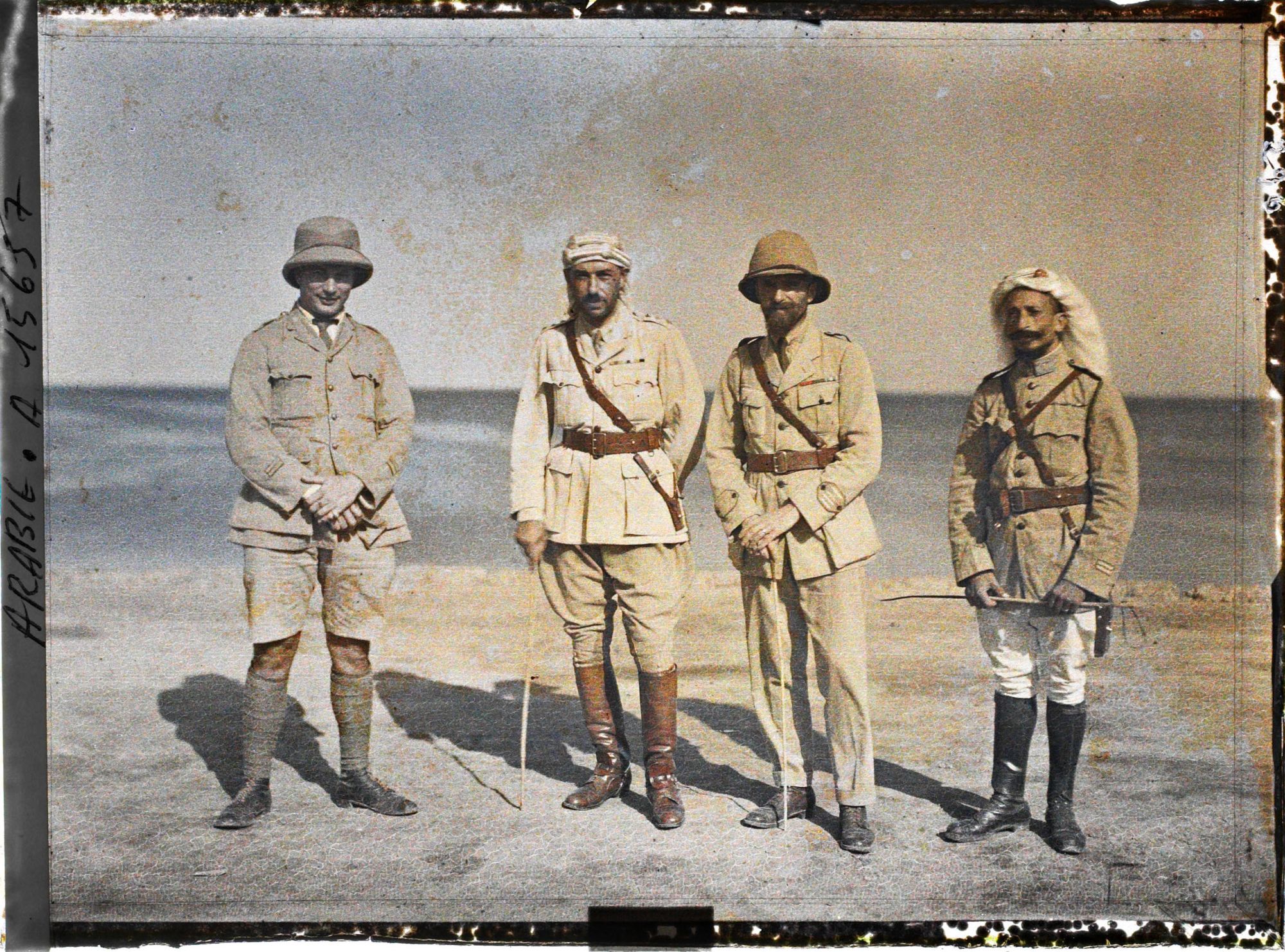 Image représentant De gauche à droite : le lieutenant Couderc, officier français, Mahmoud Bey, Ministre de la guerre du royaume du Hedjaz , le commandant Cousse, chef de la Mission militaire française du Hedjaz et le lieutenant Mustafa, aide de camp