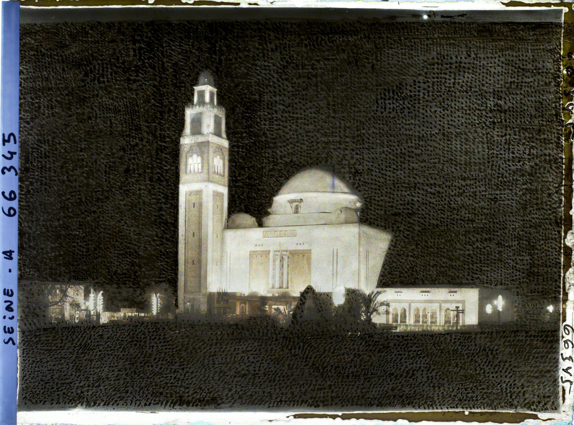 Image représentant L'Exposition Coloniale Internationale de 1931, les illuminations du pavillon de l'Algérie