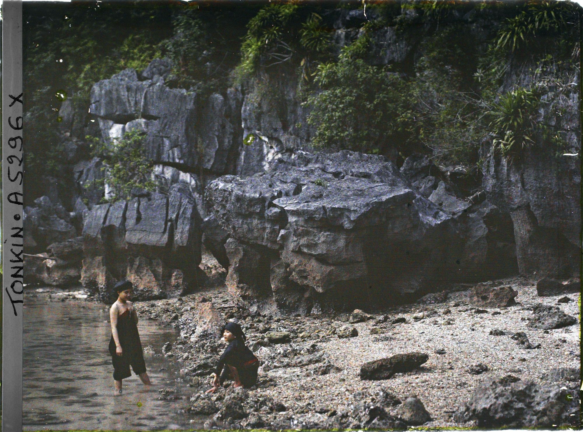 Image représentant Deux jeunes filles devant la Grotte de la Surprise (Port Bayard)