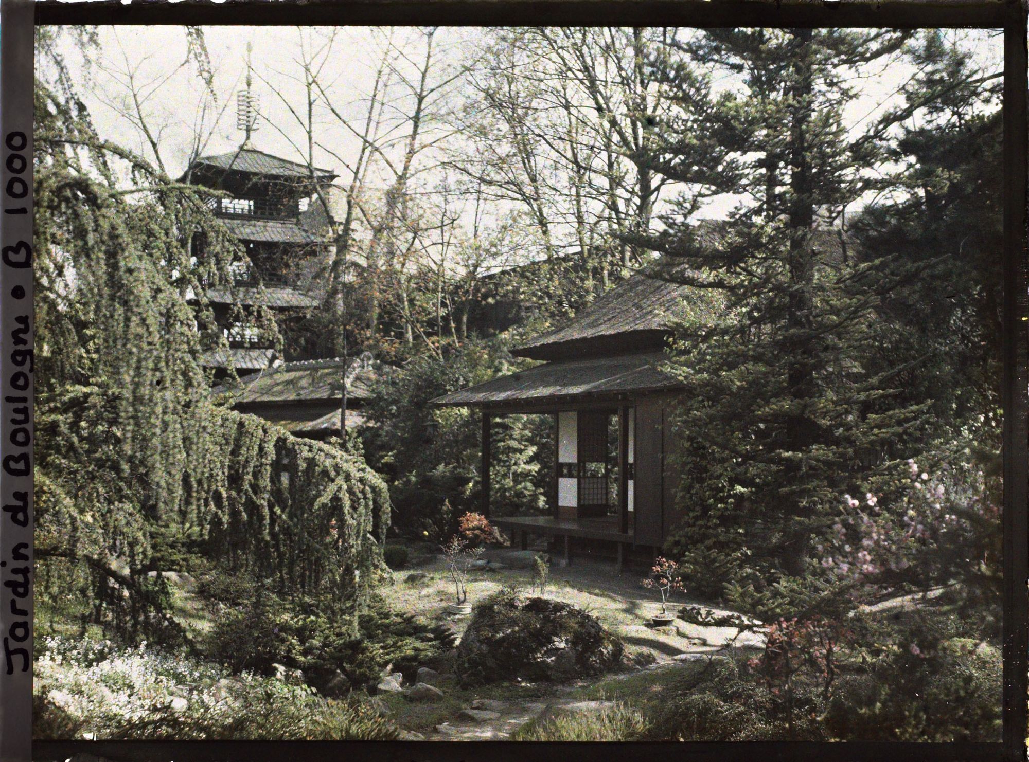 Image représentant Étroit chemin menant à la maison ouest du " village japonais ", puis en direction du jardin anglais