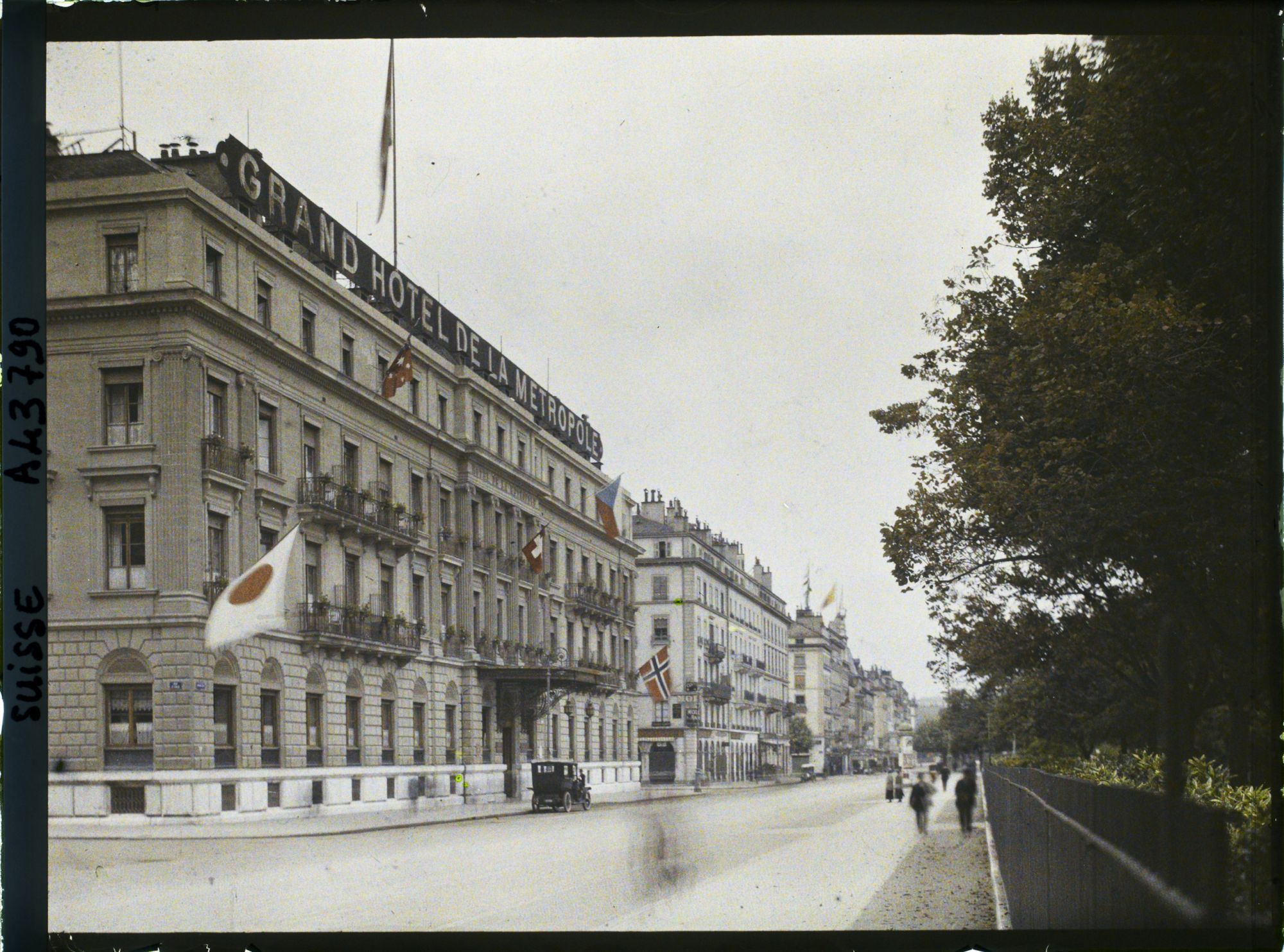 Image représentant Cinquième assemblée annuelle de la Société des Nations (SDN) à Genève. Le Grand Hôtel de la Métropole, résidence de la délégation japonaise, devant le Jardin anglais