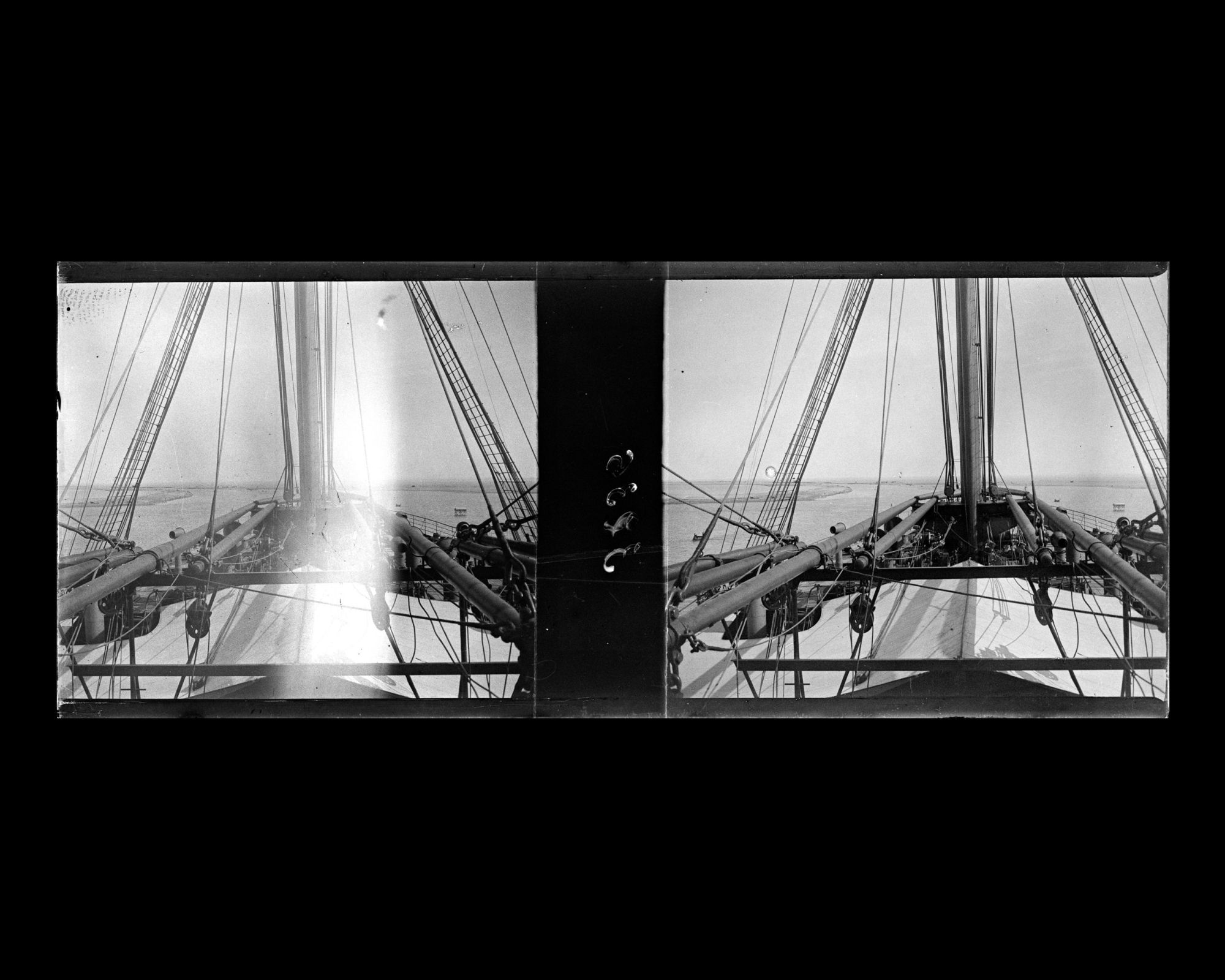 Image représentant Le Lützow s'engage dans le canal de Suez