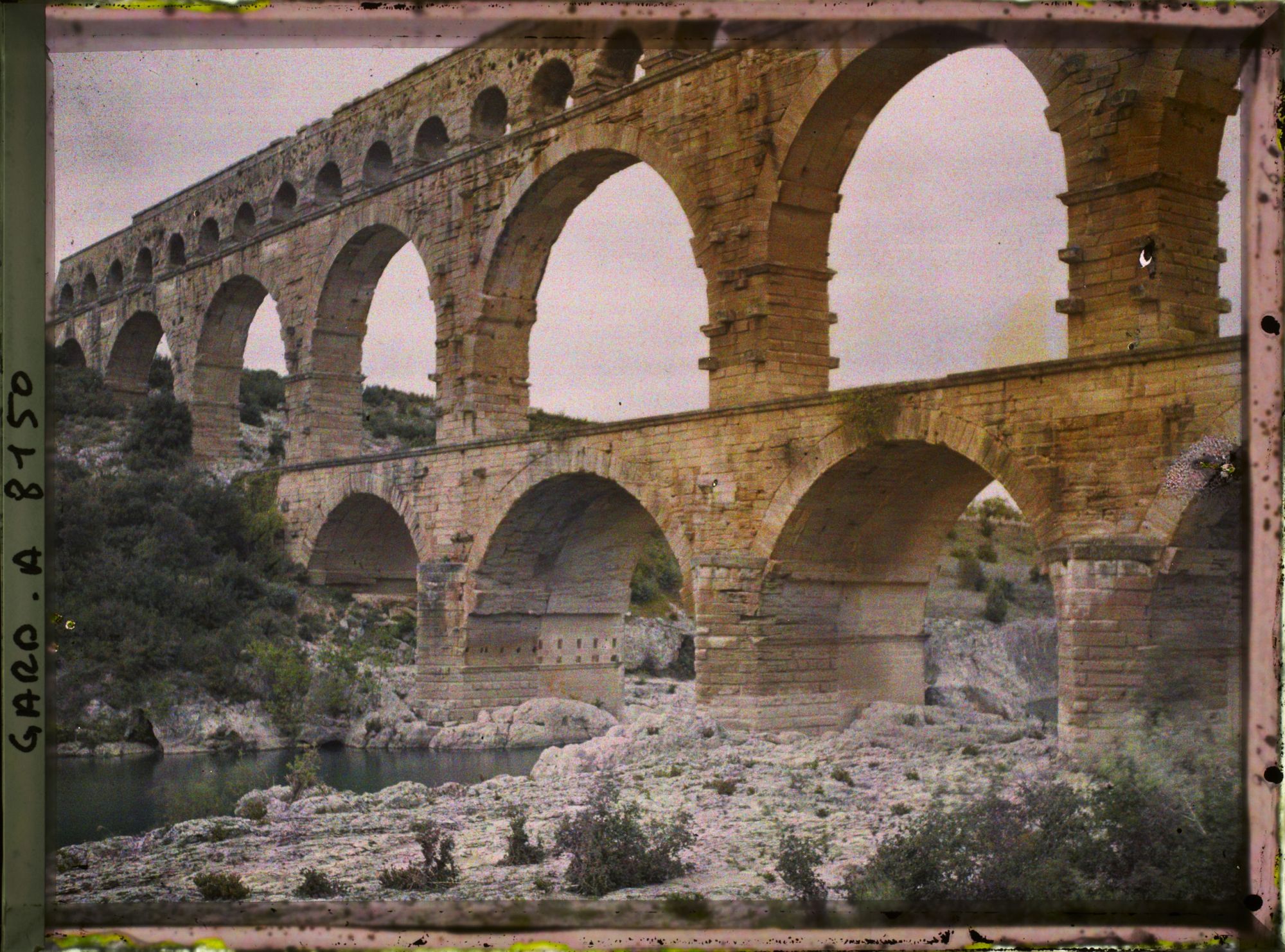 Image représentant Le pont du Gard vu de l'amont