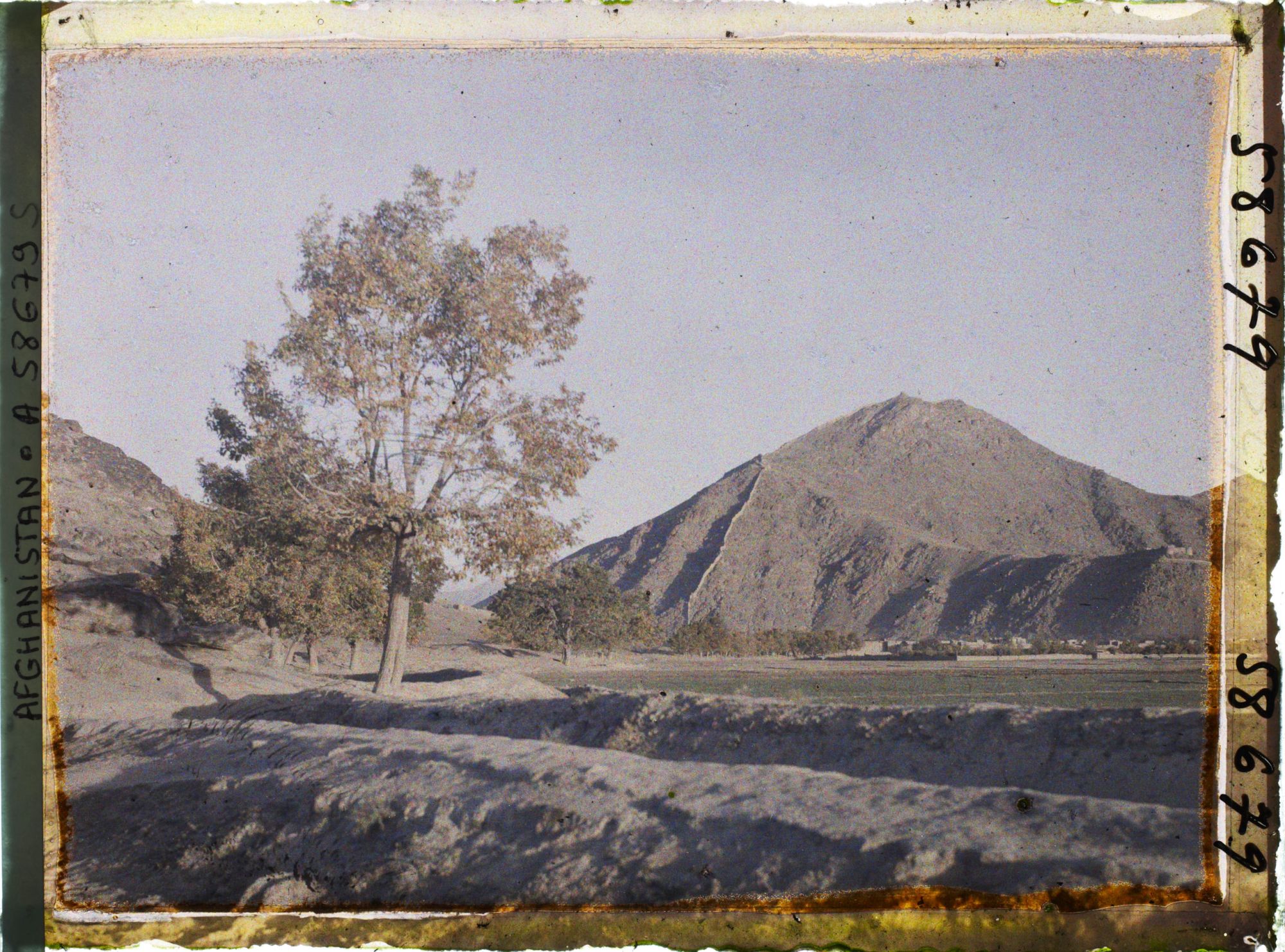 Image représentant Vue vers la passe de Babour et fortifications de la vieille ville