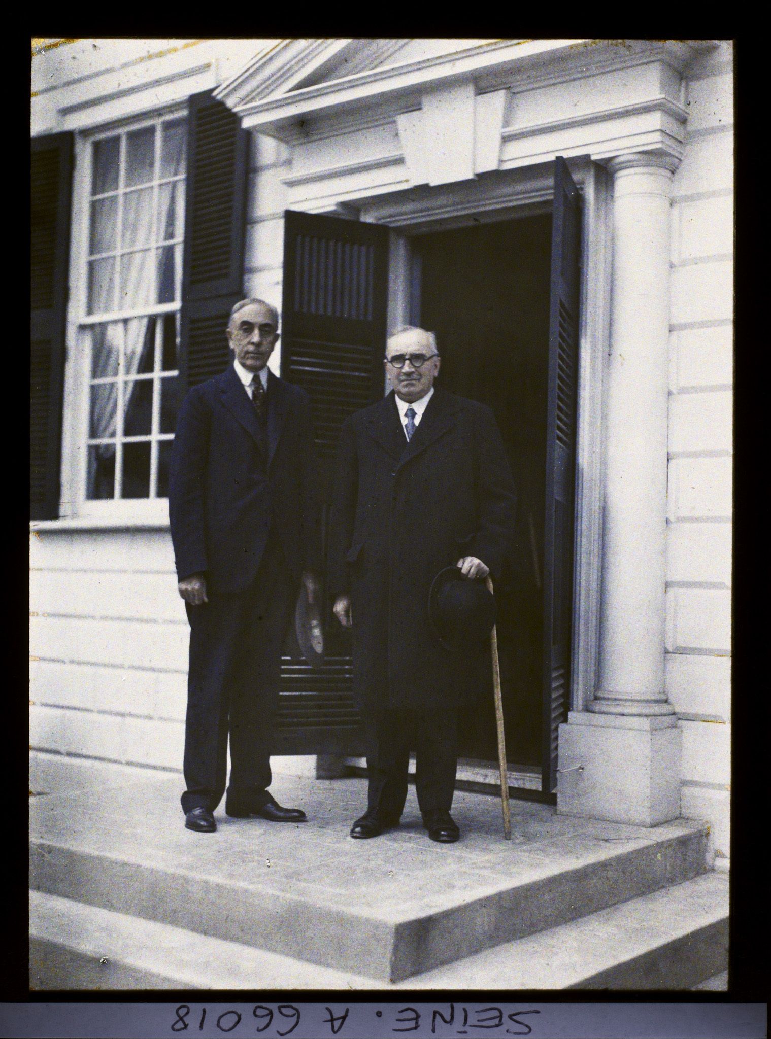 Image représentant L'Exposition Coloniale Internationale de 1931, Paul Claudel, ambassadeur de France aux États-Unis, sur le perron de la maison de Georges Washington ou maison du Mount Vernon
