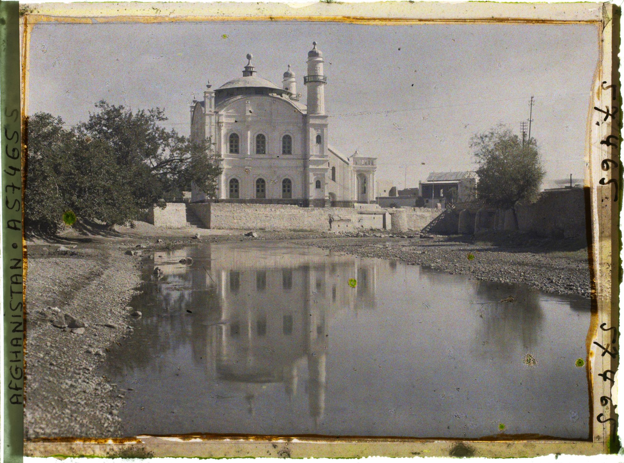 Image représentant La Masdjid-i-Chah-Do-Chamshirah (mosquée du Roi aux deux épées) de profil et la rivière Kaboul