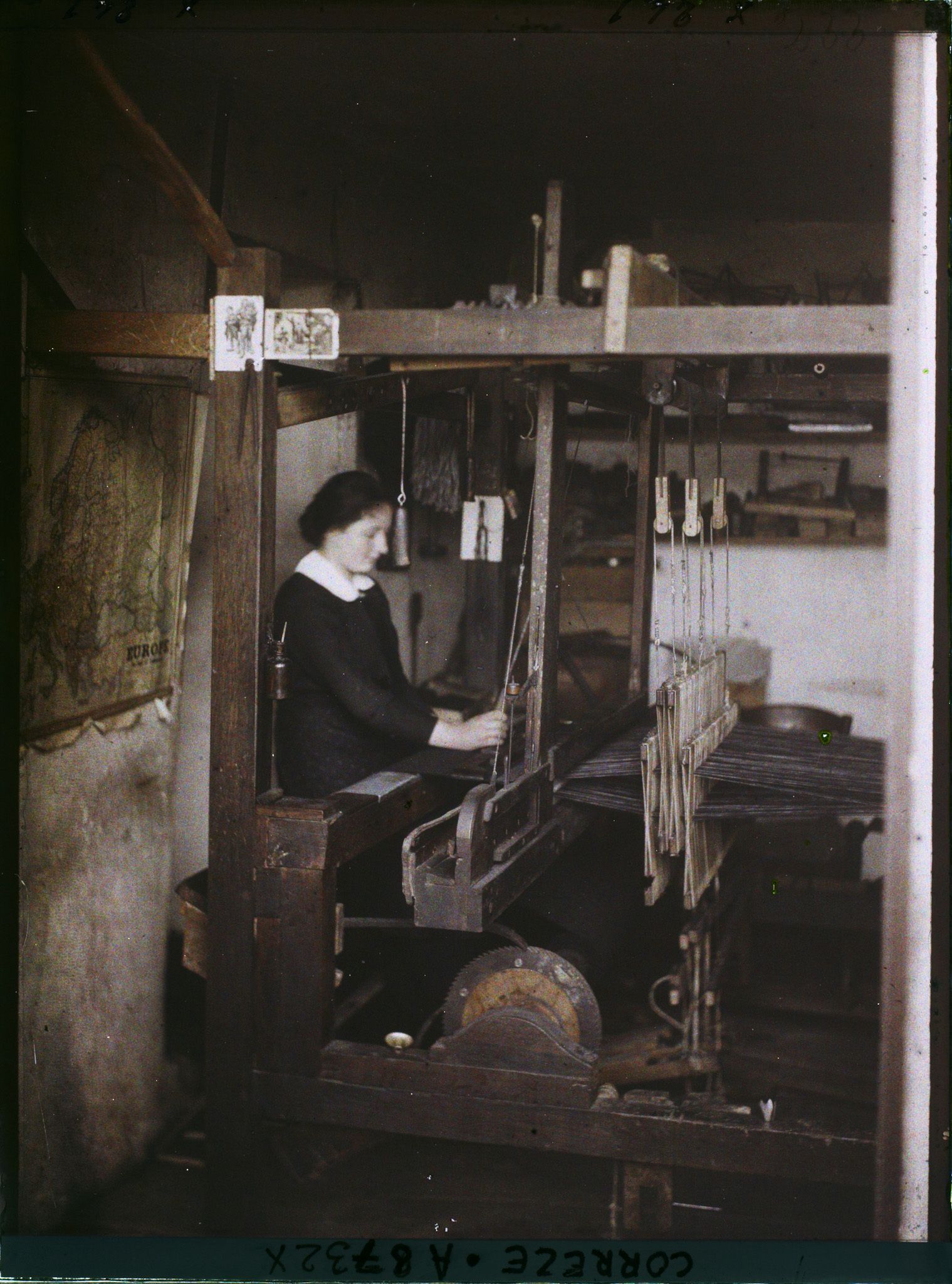 Image représentant Dans un atelier de tisserand, Mademoiselle Taterode remplaçant son père Emile tisserand