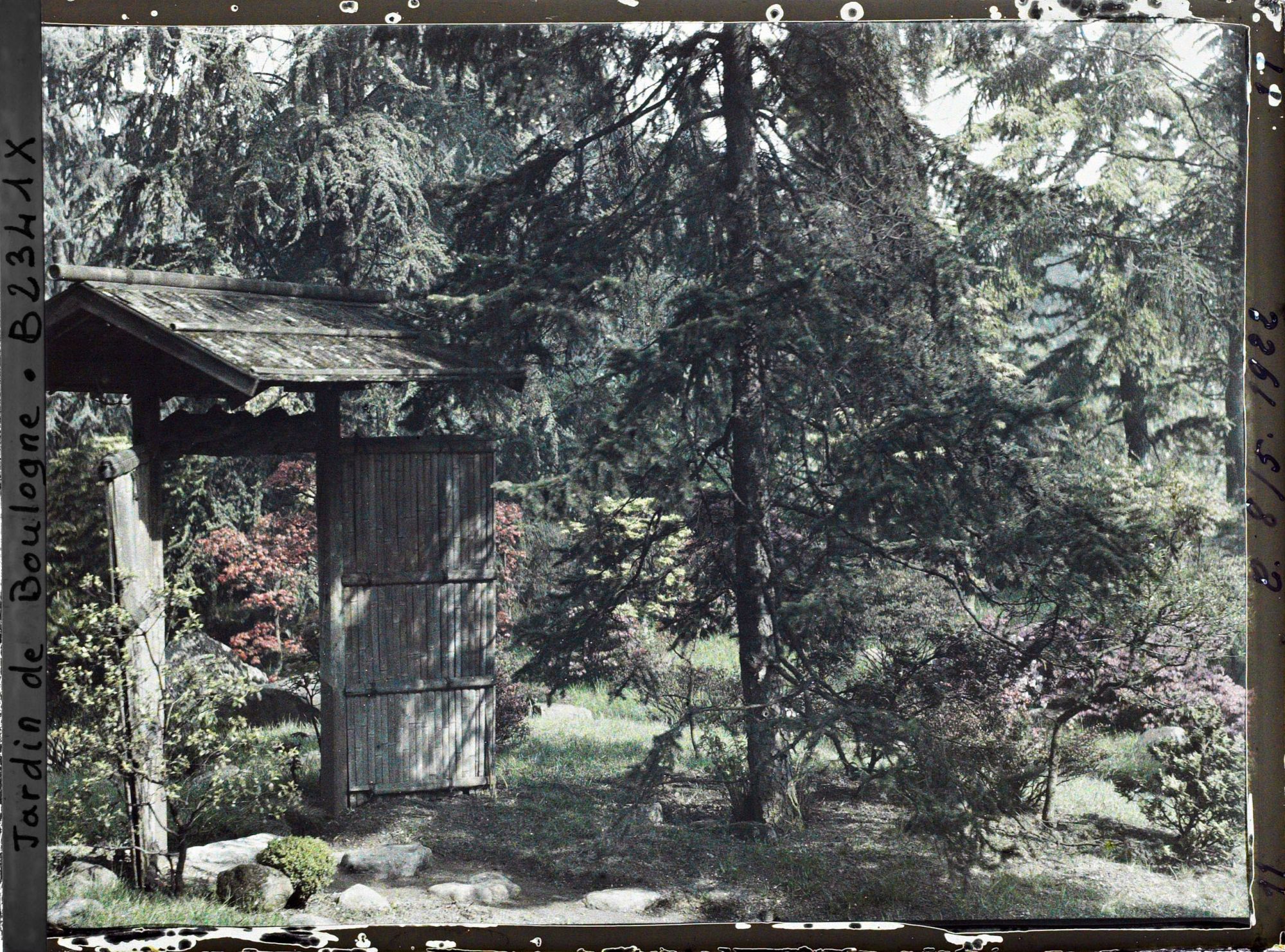 Image représentant Porte du " village japonais " dans un écrin de verdure situé à la limite du " sanctuaire japonais "