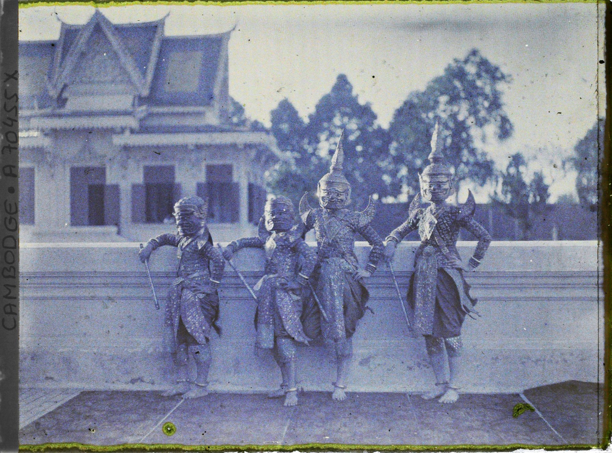 Image représentant Quatre danseuses du ballet royal, en costumes de guerriers (soldats à gauche, officiers à droite)