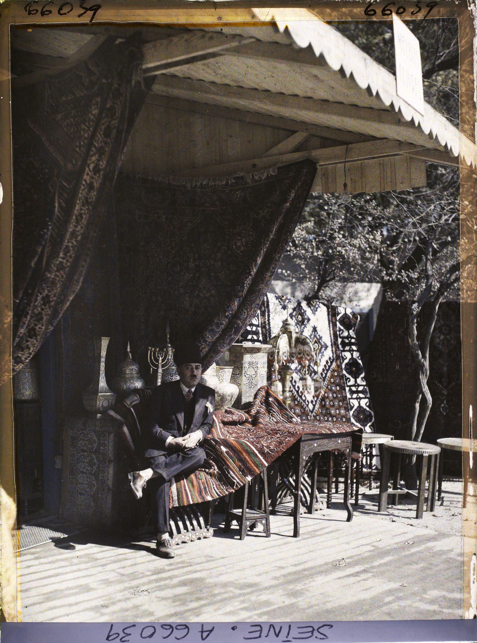 Image représentant L'Exposition Coloniale Internationale de 1931, marchand de tapis tunisien