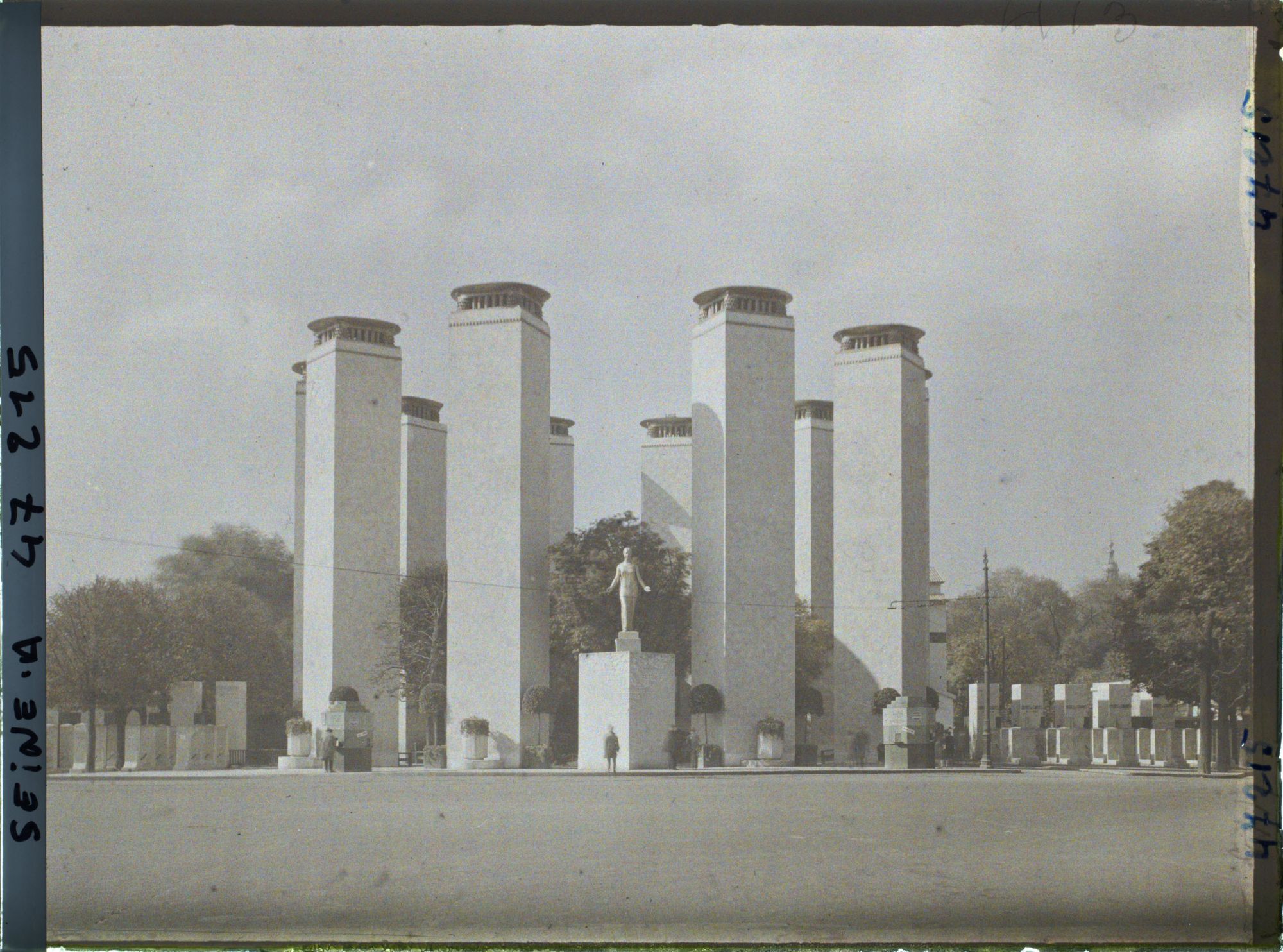 Image représentant L'Exposition des arts décoratifs, Entrée place de la Concorde