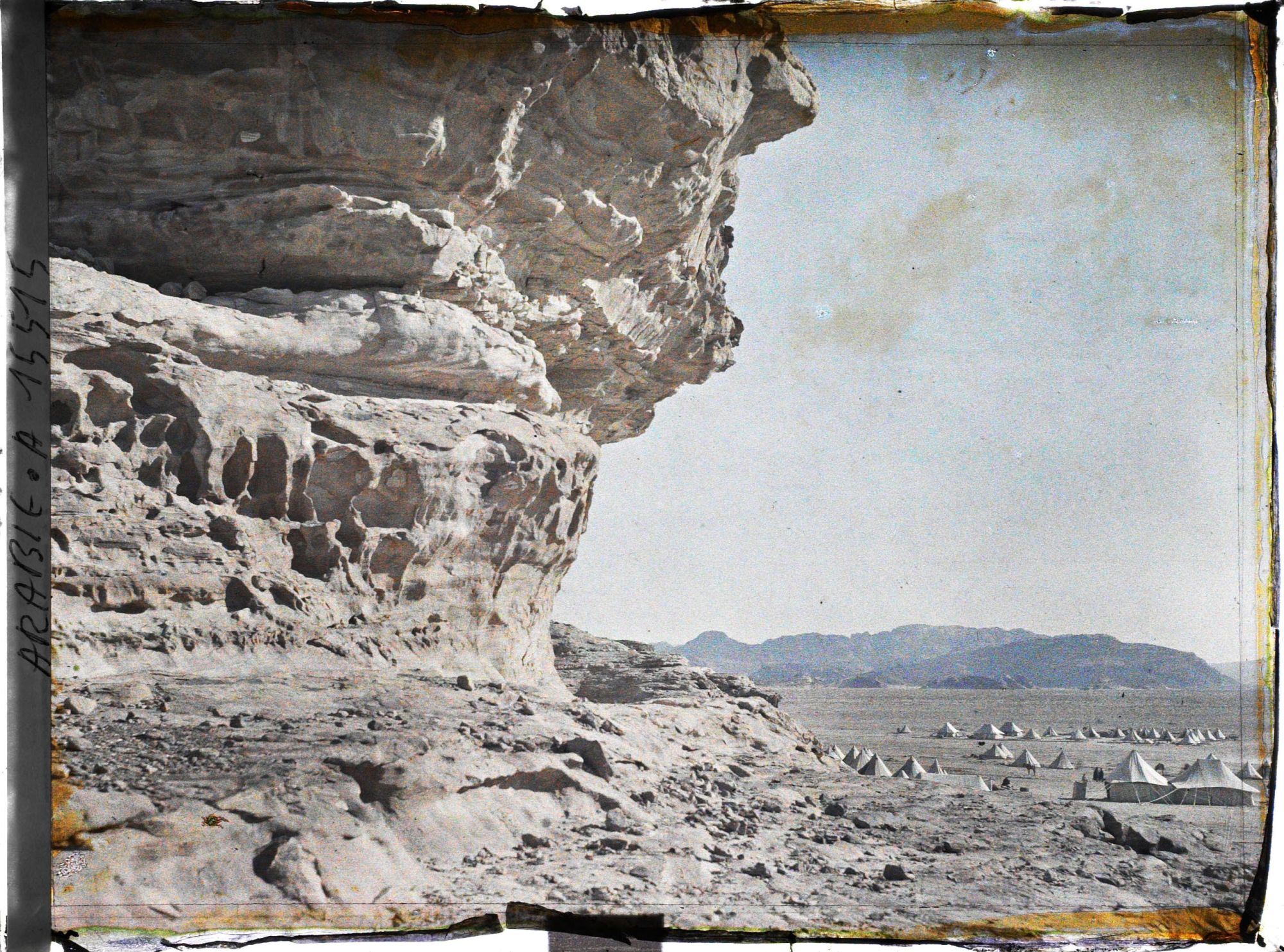Image représentant Sous les falaises, les tentes du campement des forces arabes du royaume du Hedjaz