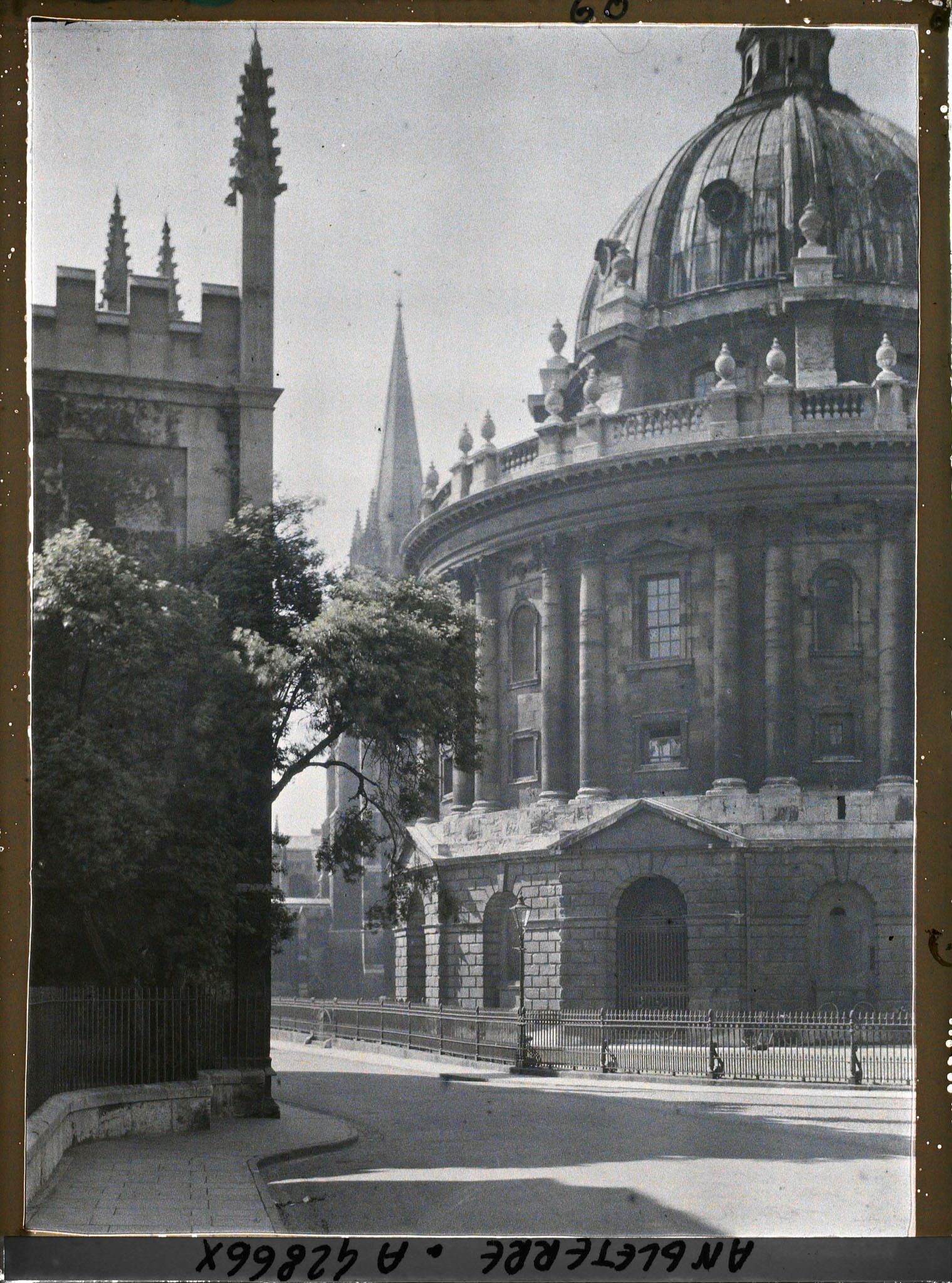 Image représentant La Radcliffe Science Library. Au fond, le clocher de l'église Sainte Marie